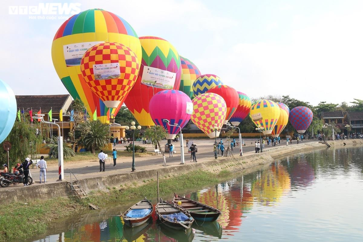 Ảnh: Mãn nhãn 17 quả khinh khí cầu rực rỡ sắc màu trên bầu trời phố cổ Hội An - 9