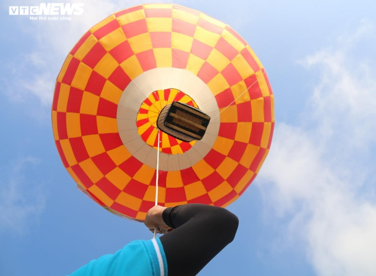 Ảnh: Mãn nhãn 17 quả khinh khí cầu rực rỡ sắc màu trên bầu trời phố cổ Hội An - 4