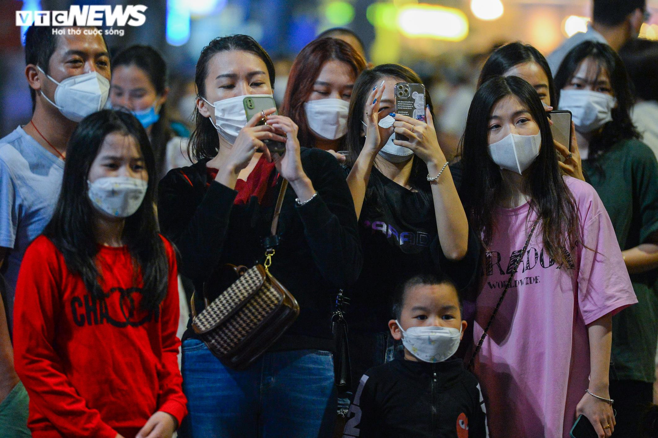 Biển người chen chân trên phố đi bộ Hà Nội check-in cùng dàn khinh khí cầu - 10