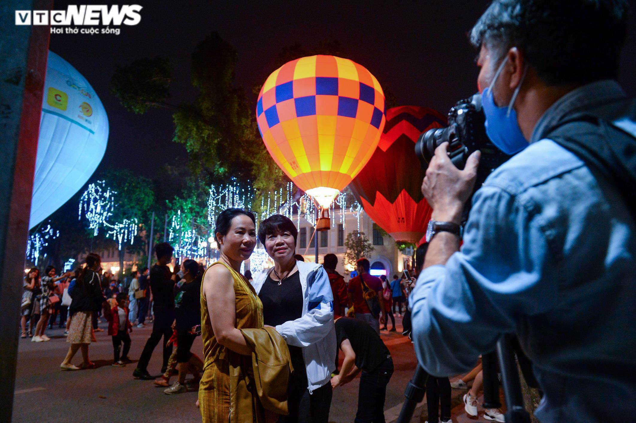 Biển người chen chân trên phố đi bộ Hà Nội check-in cùng dàn khinh khí cầu - 8