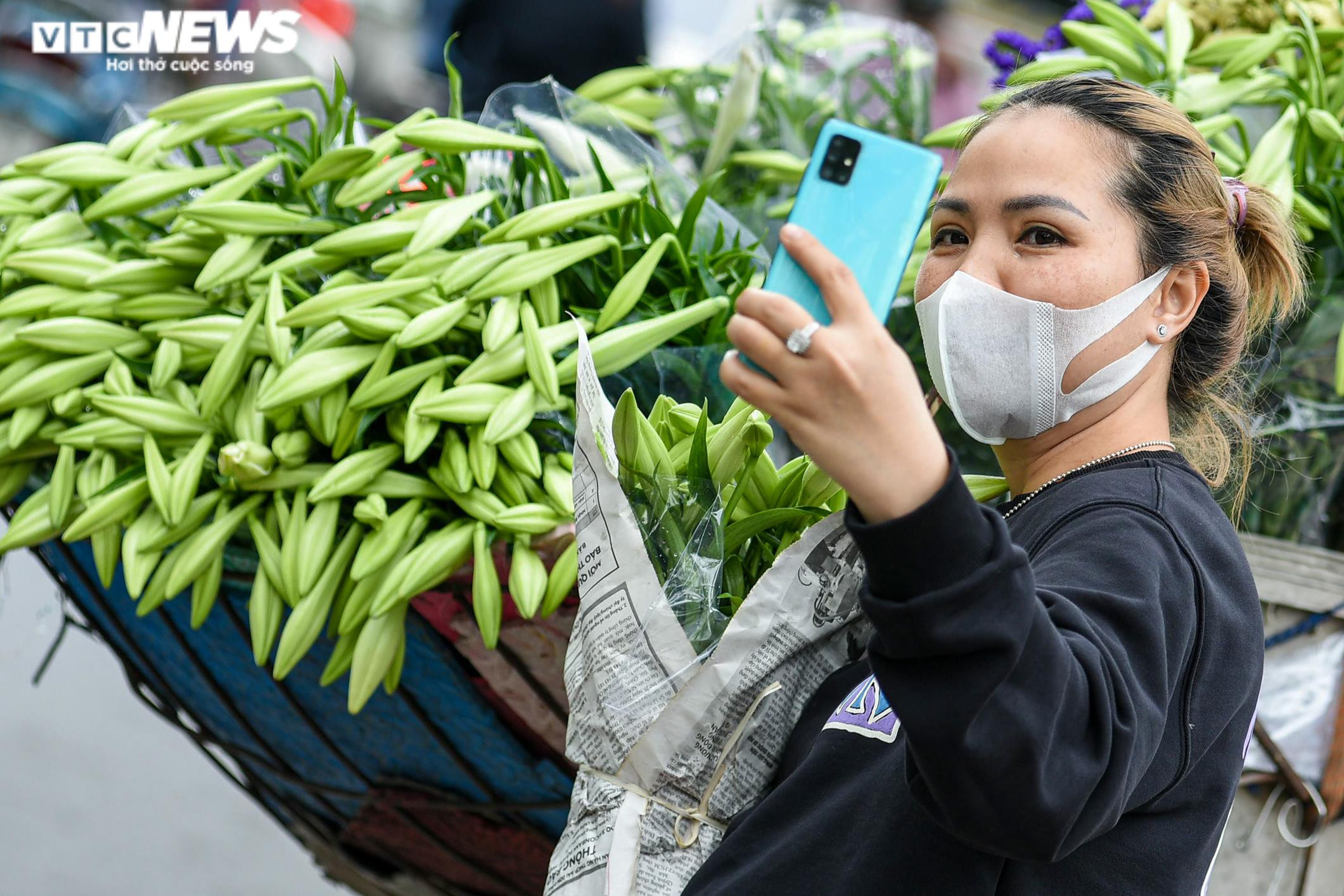 Ảnh: Hoa loa kèn khoe sắc khắp phố phường Hà Nội - 8