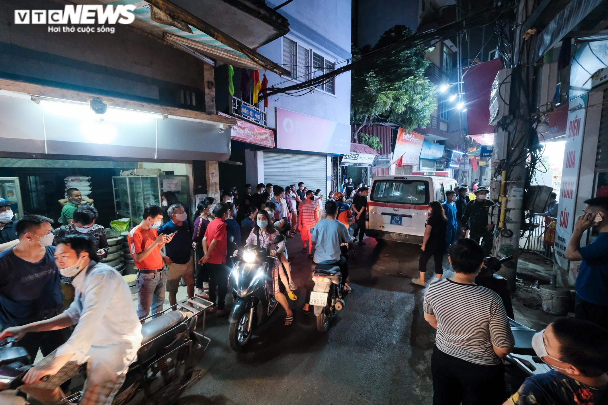 Ảnh: Cháy nhà trọ trên phố Hà Nội, nhiều xe máy bị thiêu rụi, một người tử vong - 9