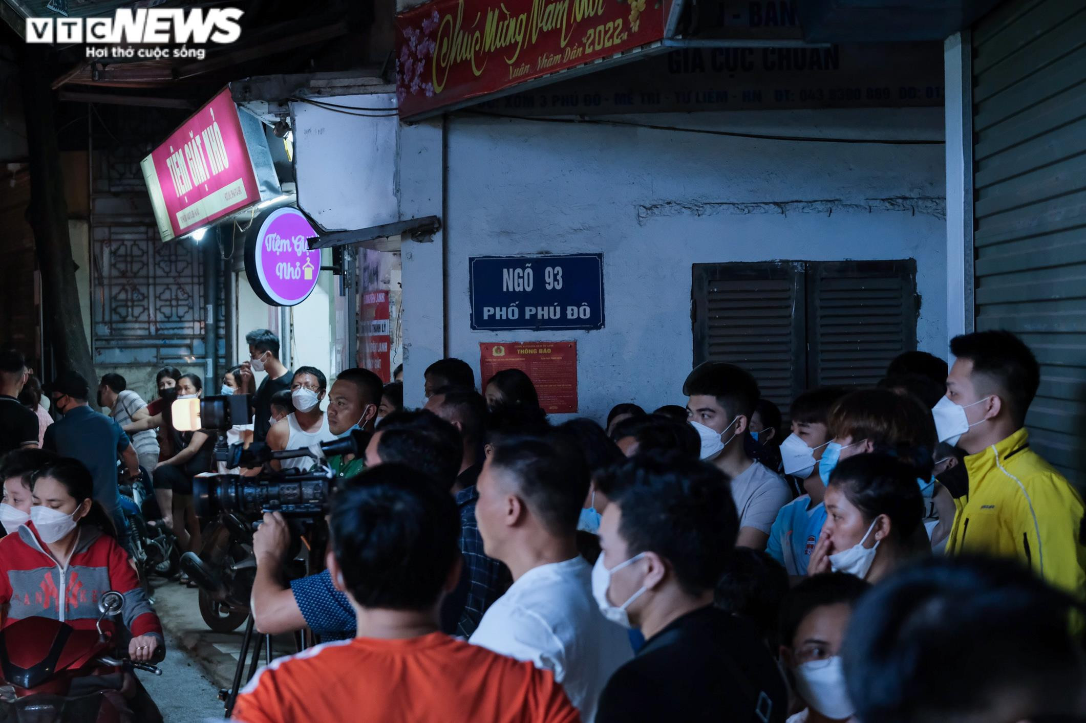 Ảnh: Cháy nhà trọ trên phố Hà Nội, nhiều xe máy bị thiêu rụi, một người tử vong - 2