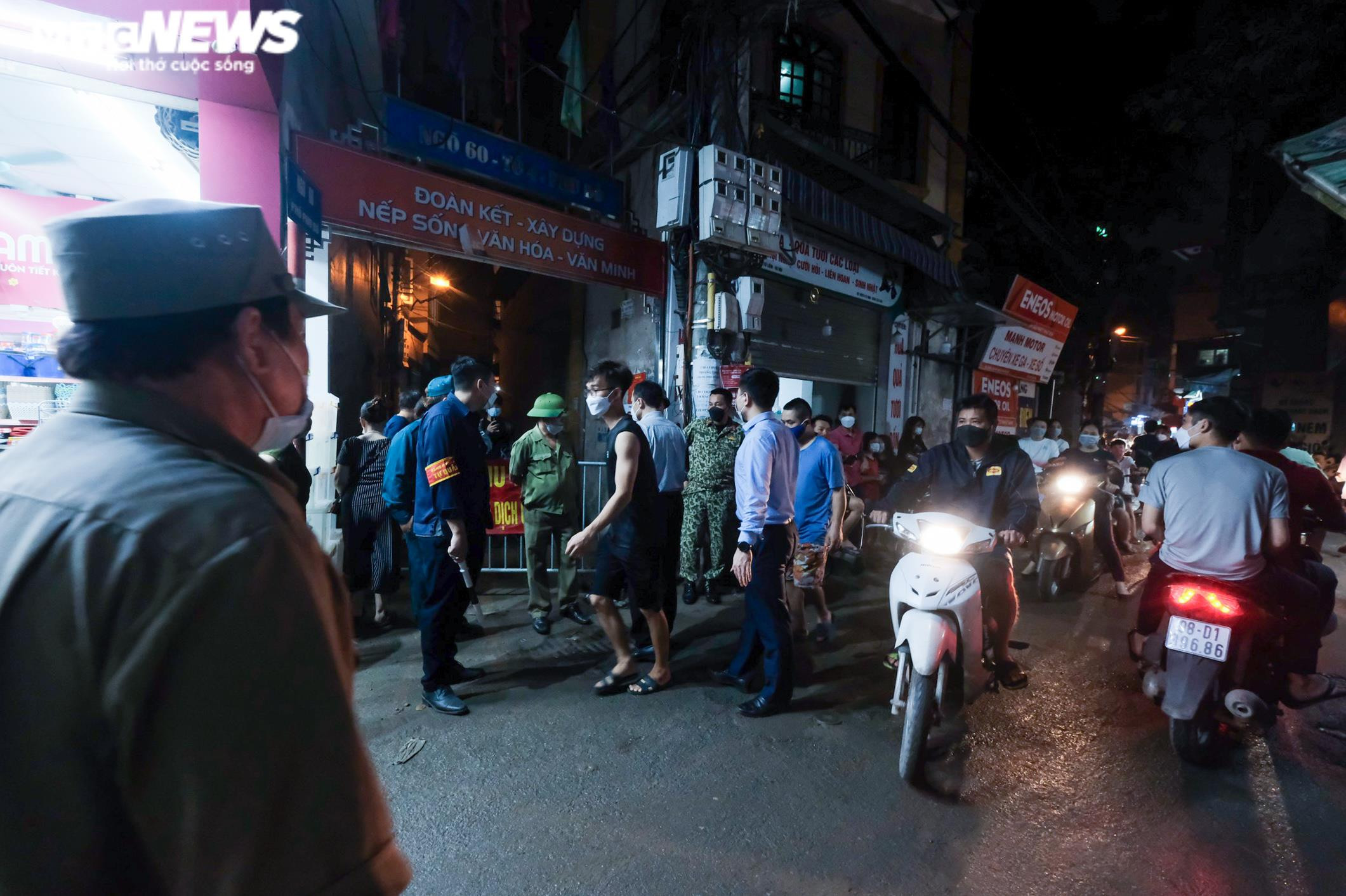 Ảnh: Cháy nhà trọ trên phố Hà Nội, nhiều xe máy bị thiêu rụi, một người tử vong - 1