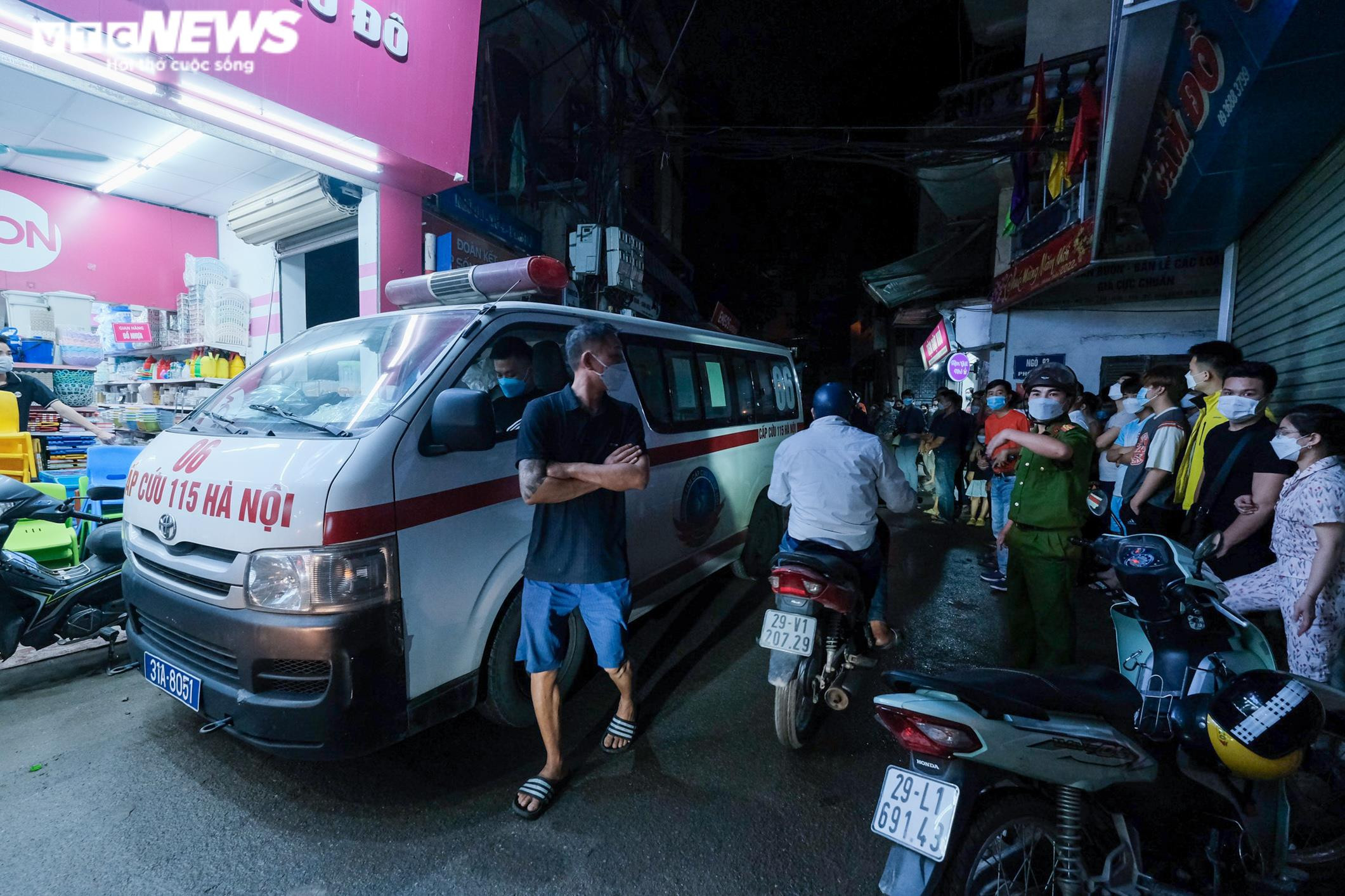 Ảnh: Cháy nhà trọ trên phố Hà Nội, nhiều xe máy bị thiêu rụi, một người tử vong - 6