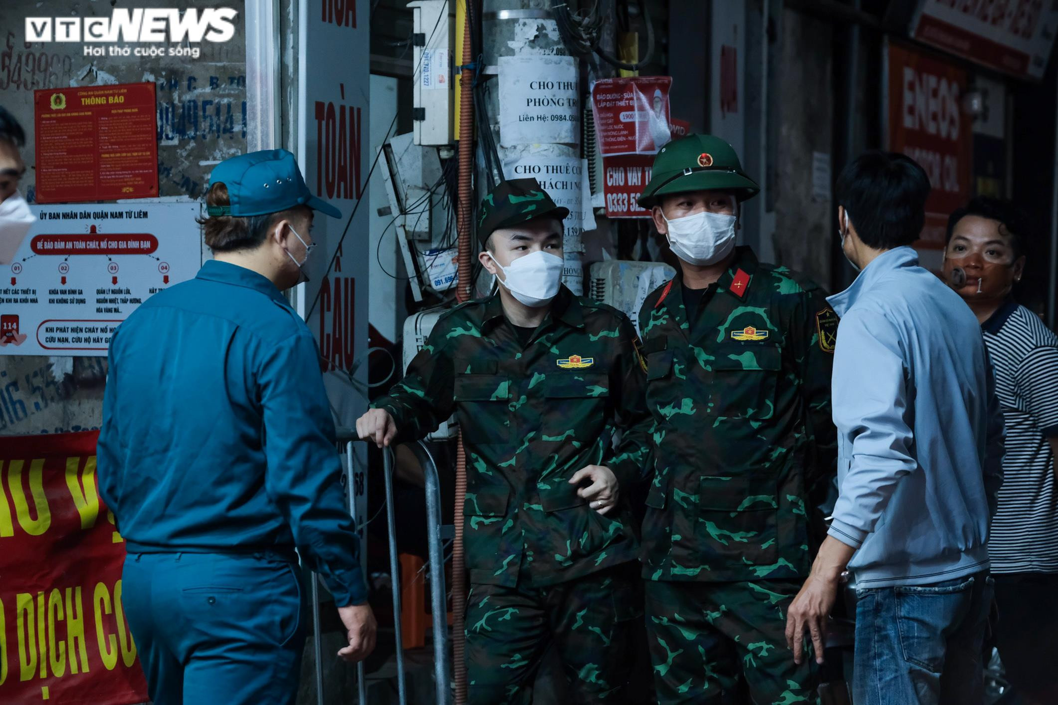 Ảnh: Cháy nhà trọ trên phố Hà Nội, nhiều xe máy bị thiêu rụi, một người tử vong - 8