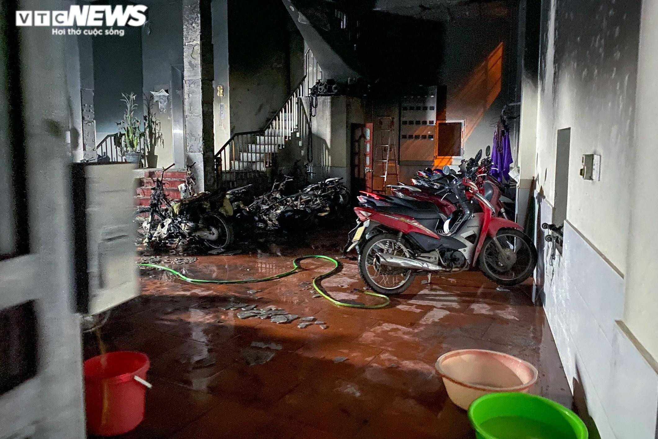 Ảnh: Cháy nhà trọ trên phố Hà Nội, nhiều xe máy bị thiêu rụi, một người tử vong - 3