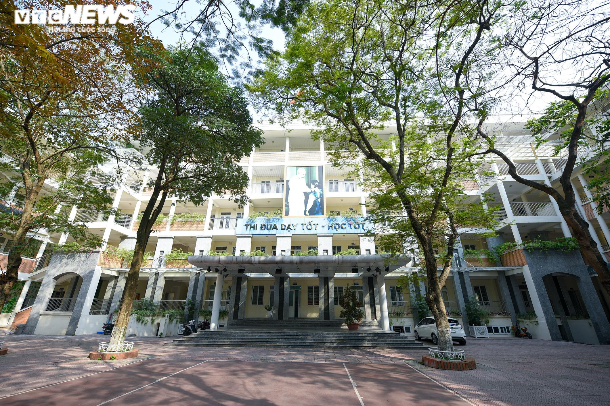 Ảnh: Giáo viên Hà Nội tất bật dọn dẹp trường đón học sinh tiểu học trở lại lớp - 1