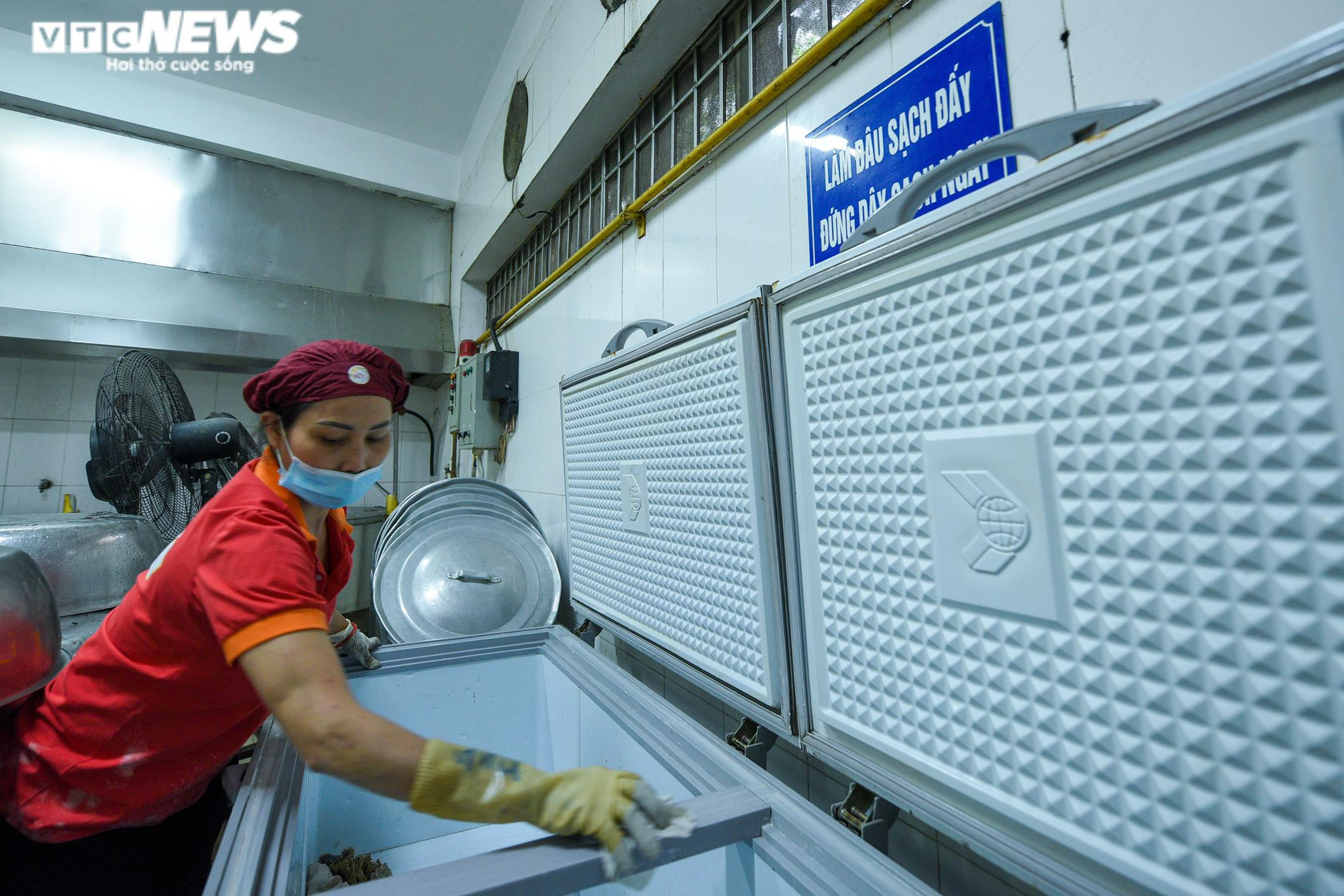 Ảnh: Giáo viên Hà Nội tất bật dọn dẹp trường đón học sinh tiểu học trở lại lớp - 7