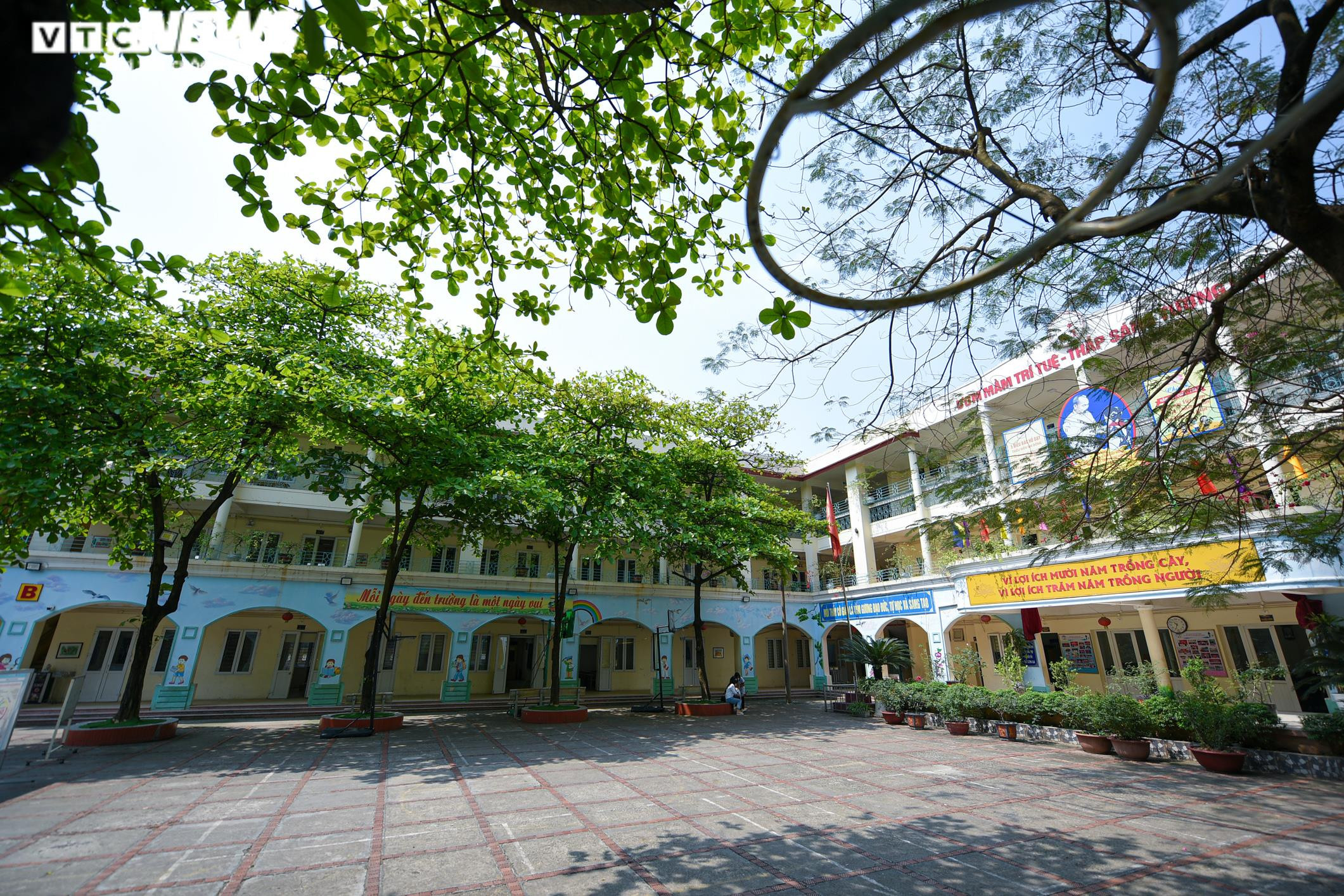 Ảnh: Giáo viên Hà Nội tất bật dọn dẹp trường đón học sinh tiểu học trở lại lớp - 8