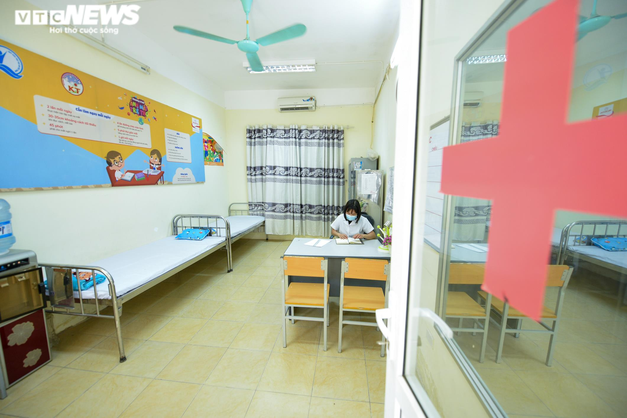 Ảnh: Giáo viên Hà Nội tất bật dọn dẹp trường đón học sinh tiểu học trở lại lớp - 11