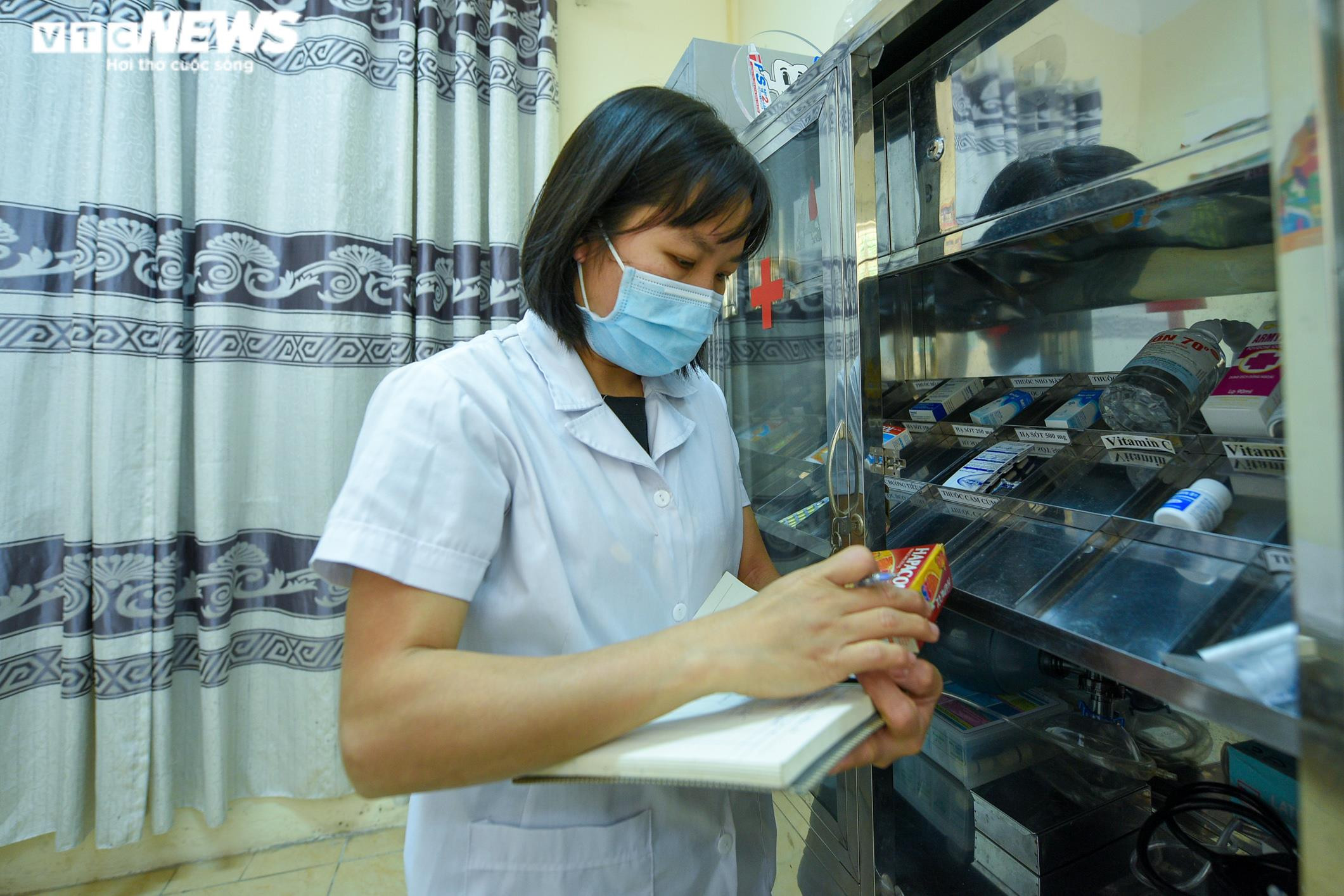 Ảnh: Giáo viên Hà Nội tất bật dọn dẹp trường đón học sinh tiểu học trở lại lớp - 12