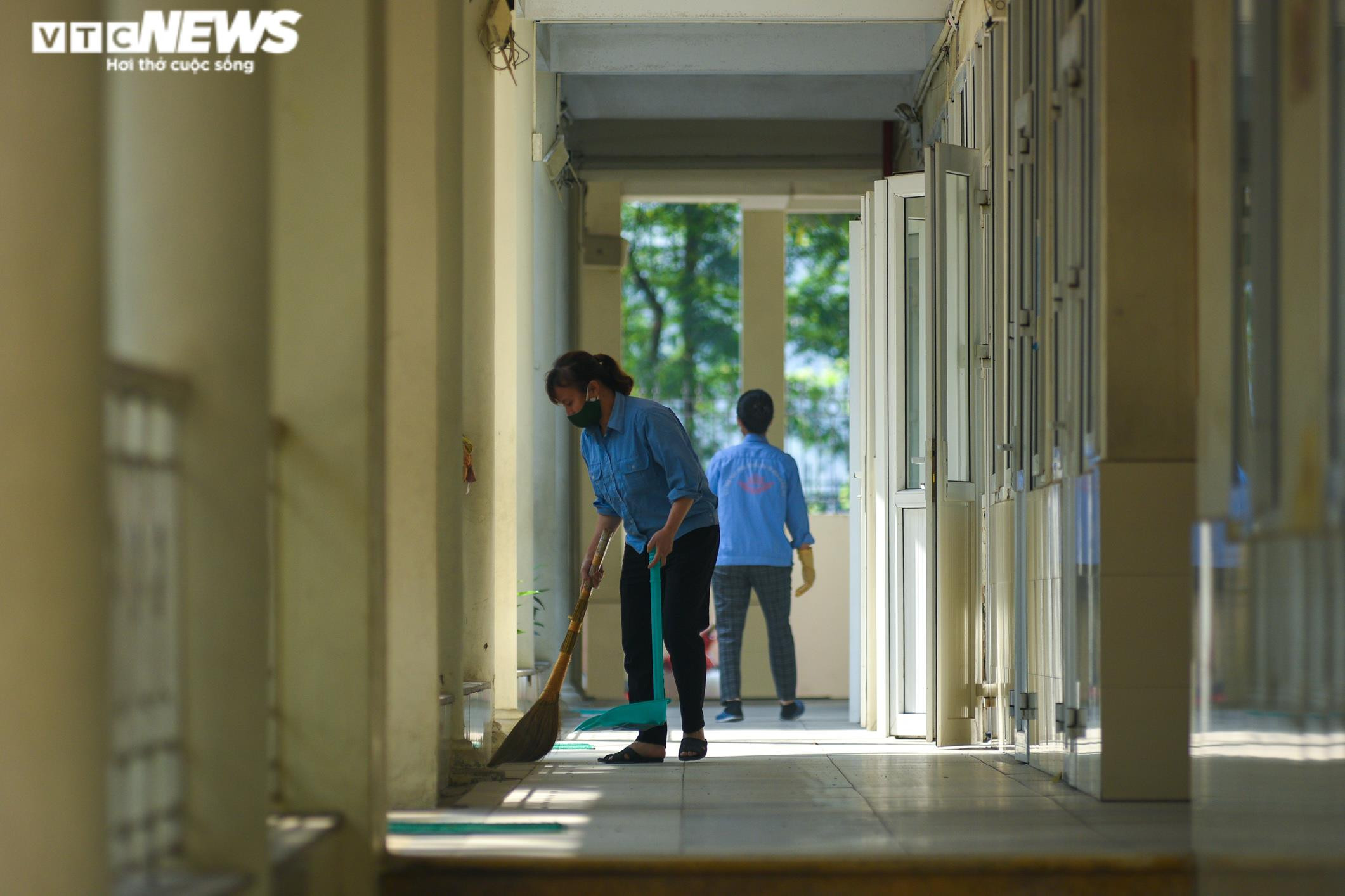 Ảnh: Giáo viên Hà Nội tất bật dọn dẹp trường đón học sinh tiểu học trở lại lớp - 4