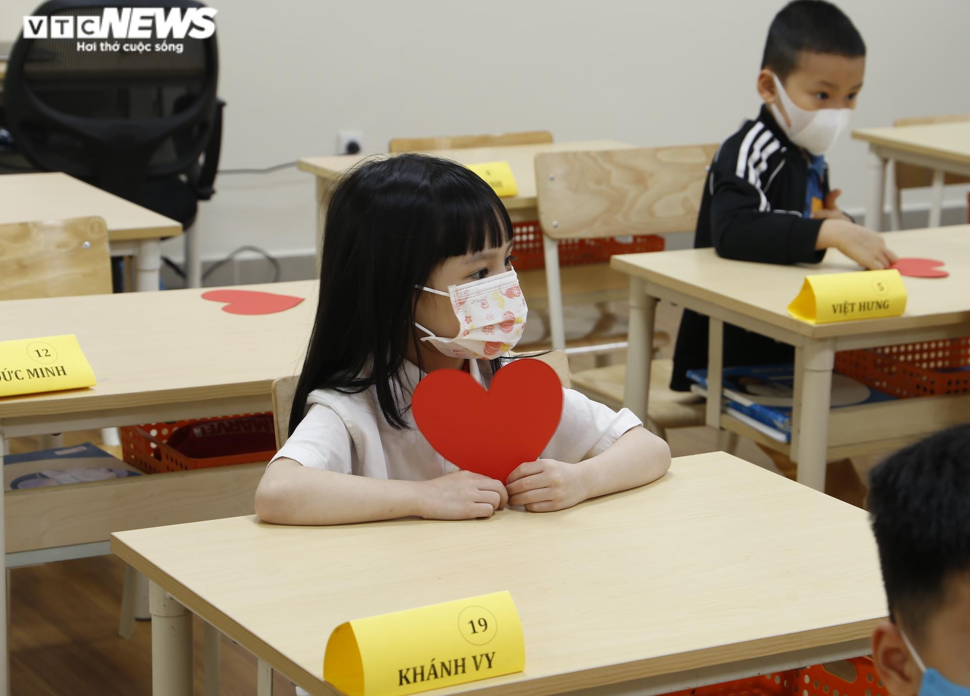 Những cảm xúc đặc biệt ngày đầu học sinh tiểu học trở lại trường - 14