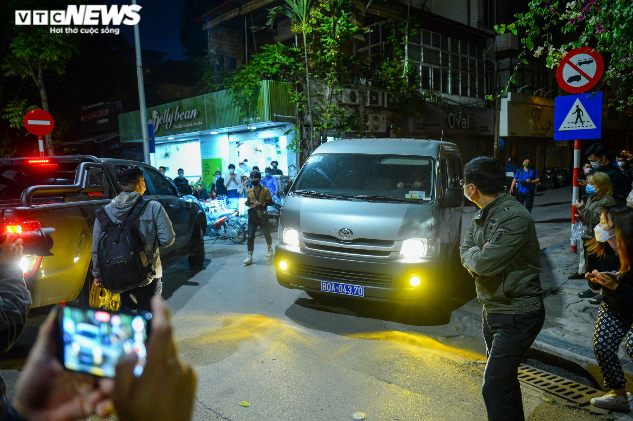 Ảnh: Cảnh sát khám xét trụ sở Tân Hoàng Minh xuyên đêm - 4