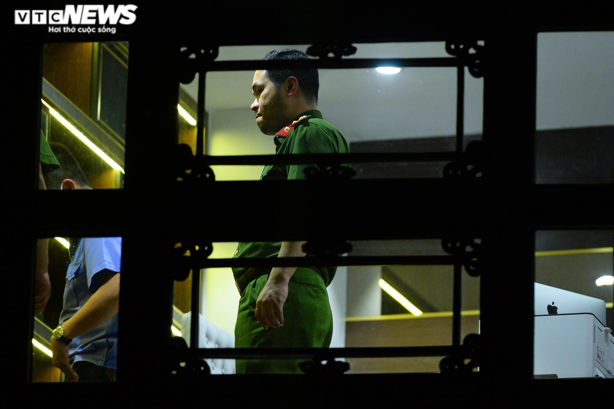 Ảnh: Cảnh sát khám xét trụ sở Tân Hoàng Minh xuyên đêm - 10