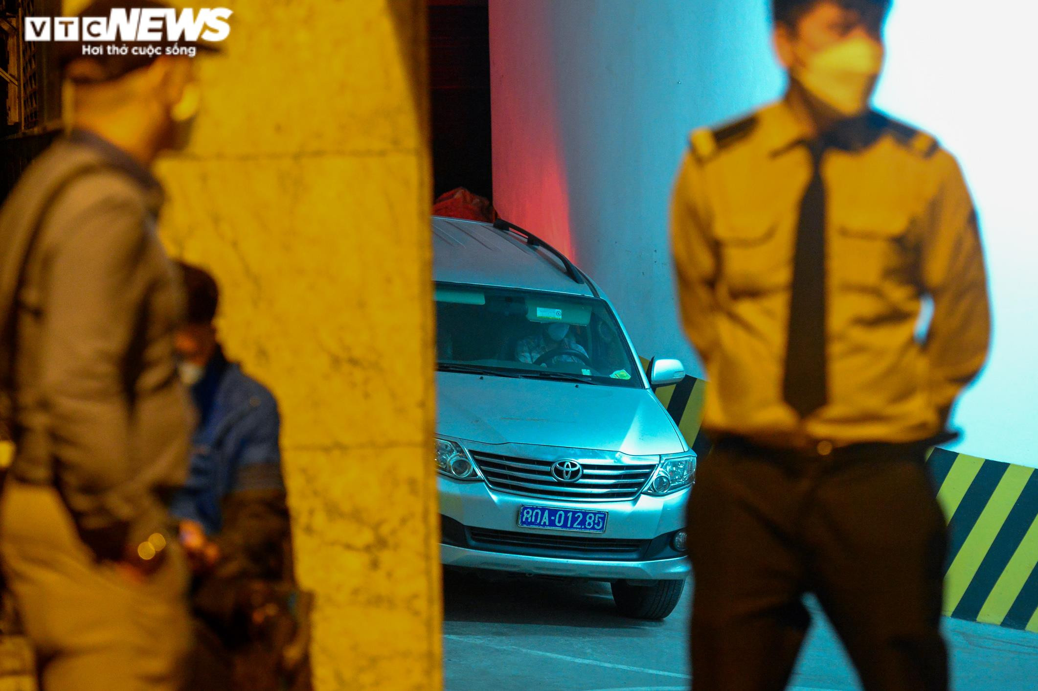 Ảnh: Cảnh sát khám xét trụ sở Tân Hoàng Minh xuyên đêm - 13