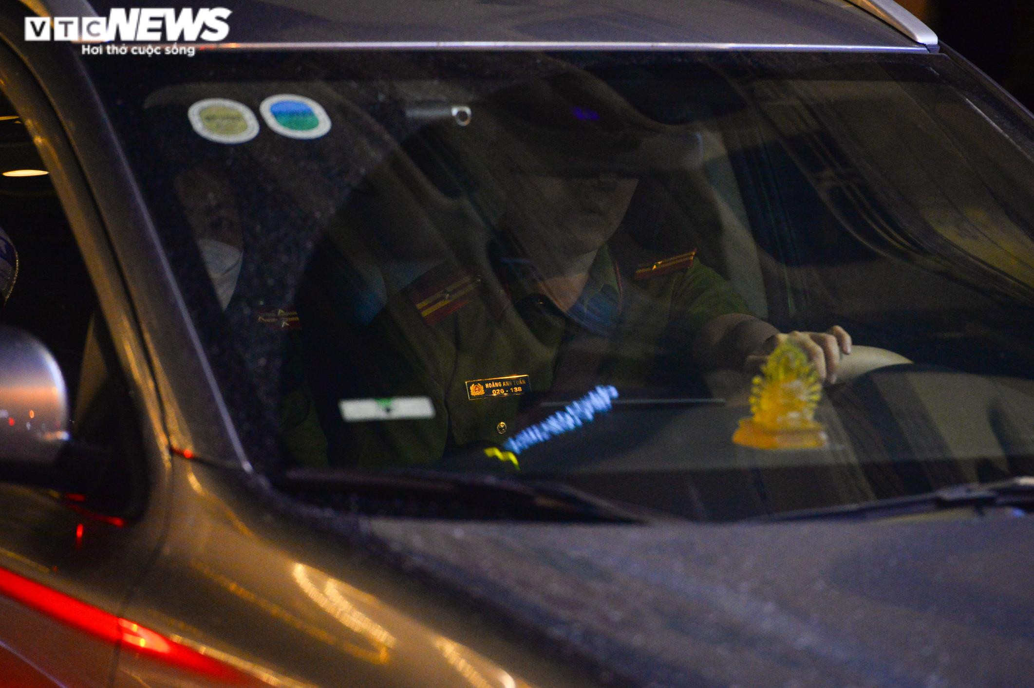 Ảnh: Cảnh sát khám xét trụ sở Tân Hoàng Minh xuyên đêm - 7