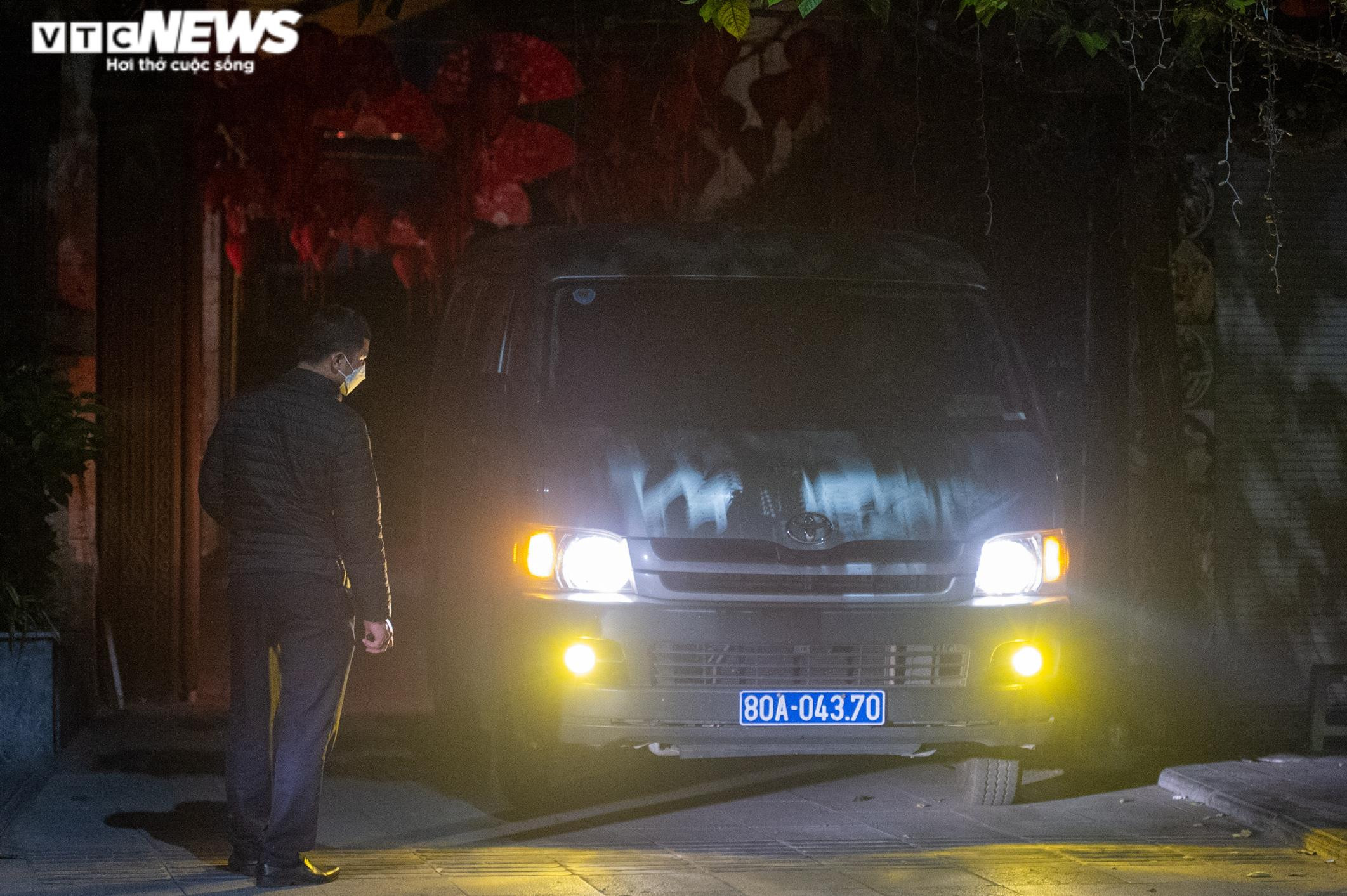 Ảnh: Cảnh sát khám xét trụ sở Tân Hoàng Minh xuyên đêm - 1