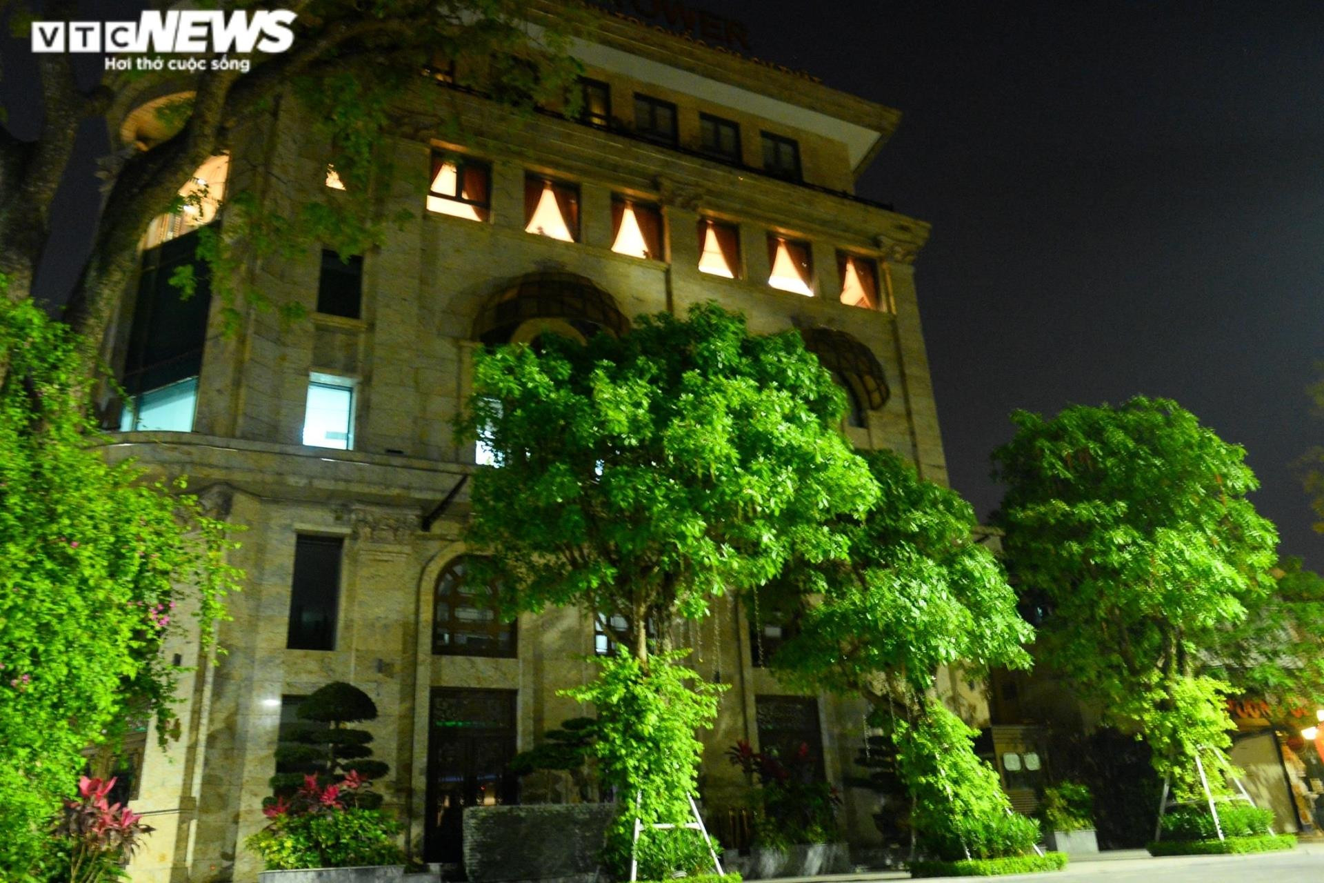 Ảnh: Cảnh sát khám xét trụ sở Tân Hoàng Minh xuyên đêm - 2