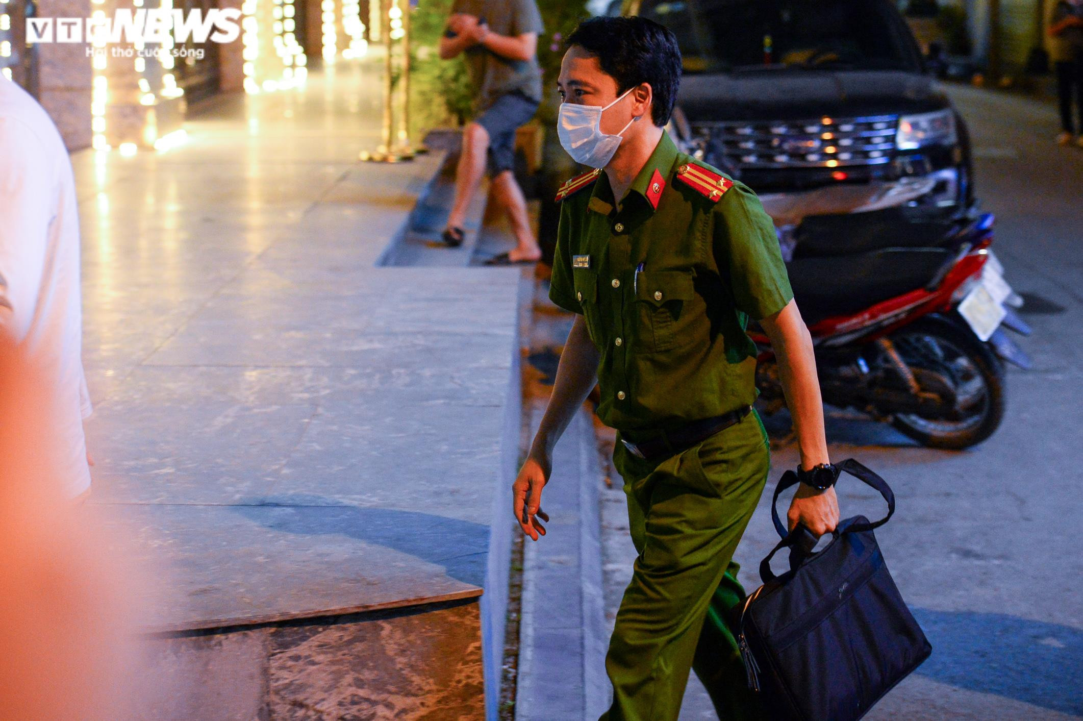 Ảnh: Cảnh sát khám xét trụ sở Tân Hoàng Minh xuyên đêm - 8