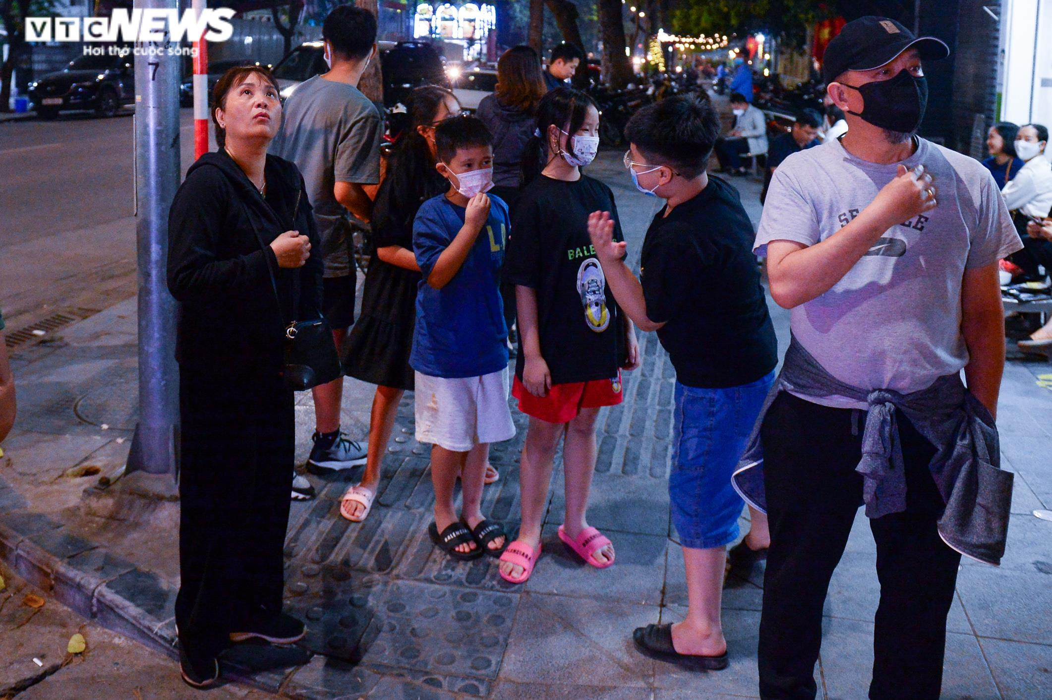 Ảnh: Cảnh sát khám xét trụ sở Tân Hoàng Minh xuyên đêm - 12