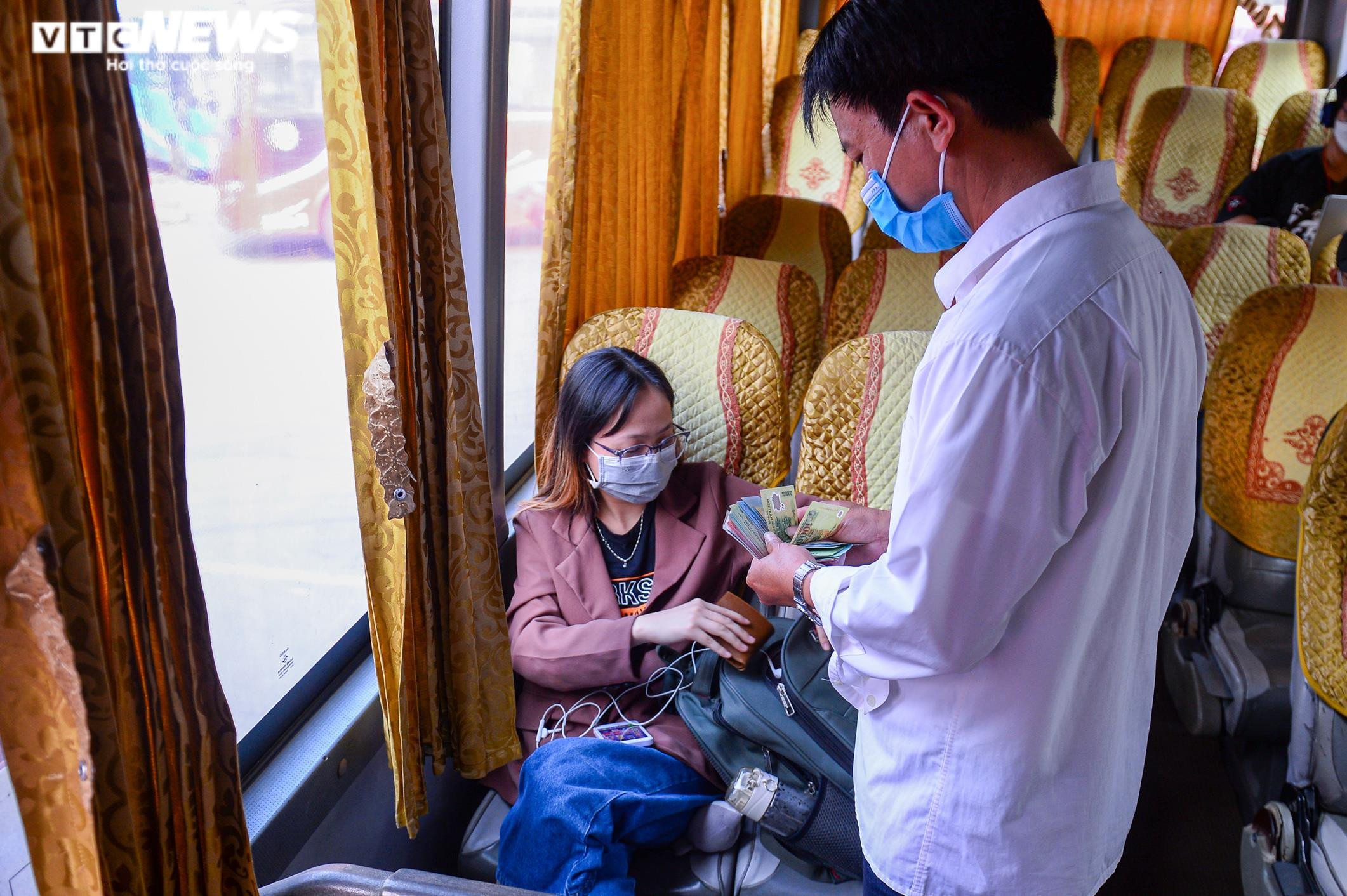 Ảnh: Người dân đổ xô về quê nghỉ lễ, cửa ngõ Hà Nội ùn tắc kéo dài - 13