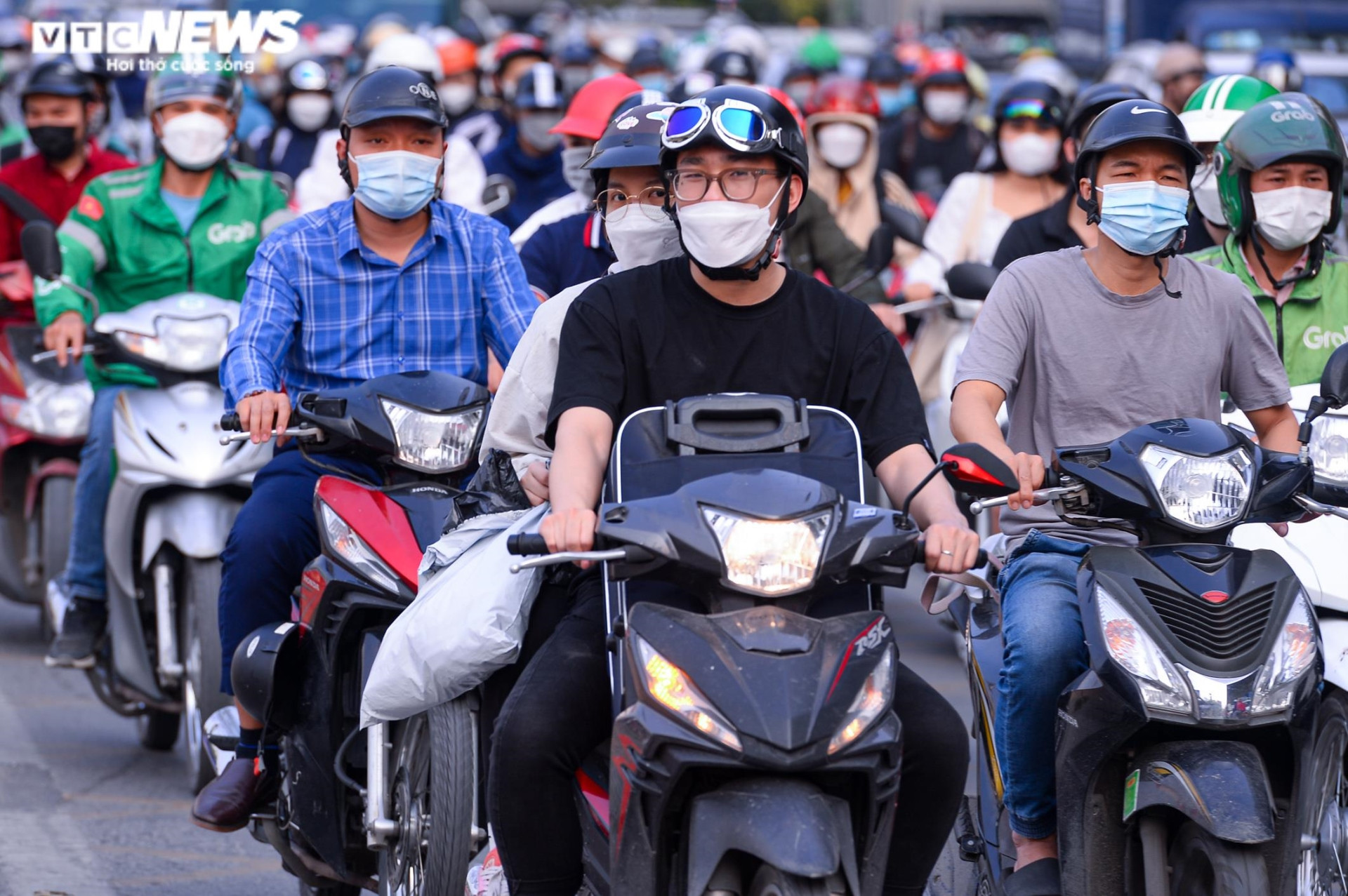 Ảnh: Người dân đổ xô về quê nghỉ lễ, cửa ngõ Hà Nội ùn tắc kéo dài - 4