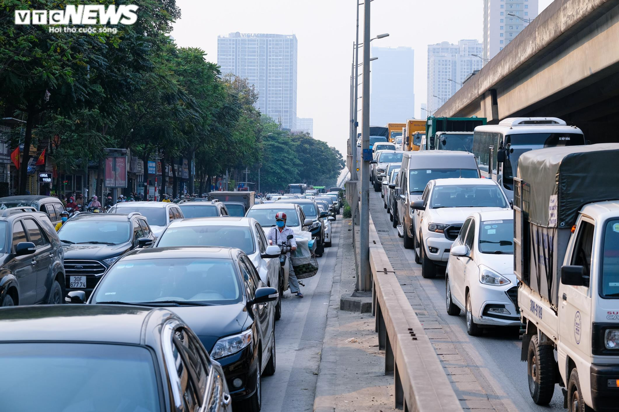 Ảnh: Người dân đổ xô về quê nghỉ lễ, cửa ngõ Hà Nội ùn tắc kéo dài - 8