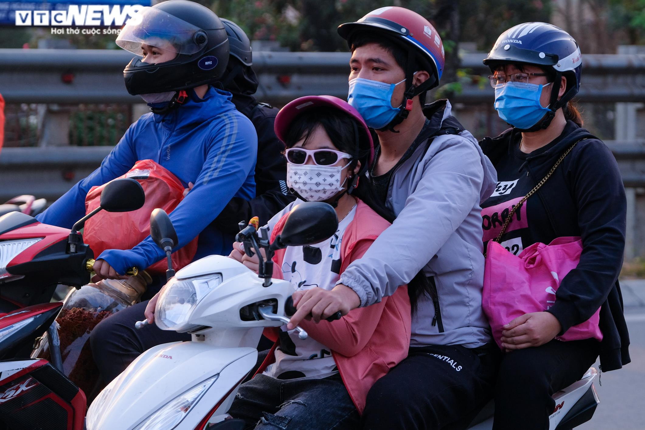 Ảnh: Người dân đổ xô về quê nghỉ lễ, cửa ngõ Hà Nội ùn tắc kéo dài - 7