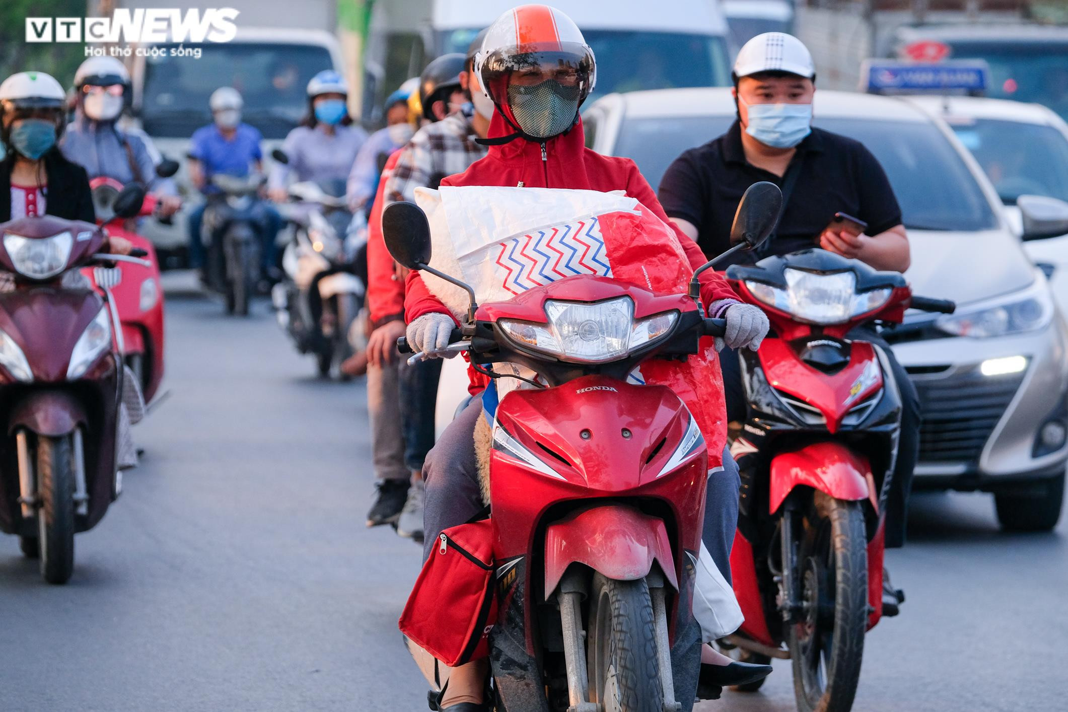 Ảnh: Người dân đổ xô về quê nghỉ lễ, cửa ngõ Hà Nội ùn tắc kéo dài - 6