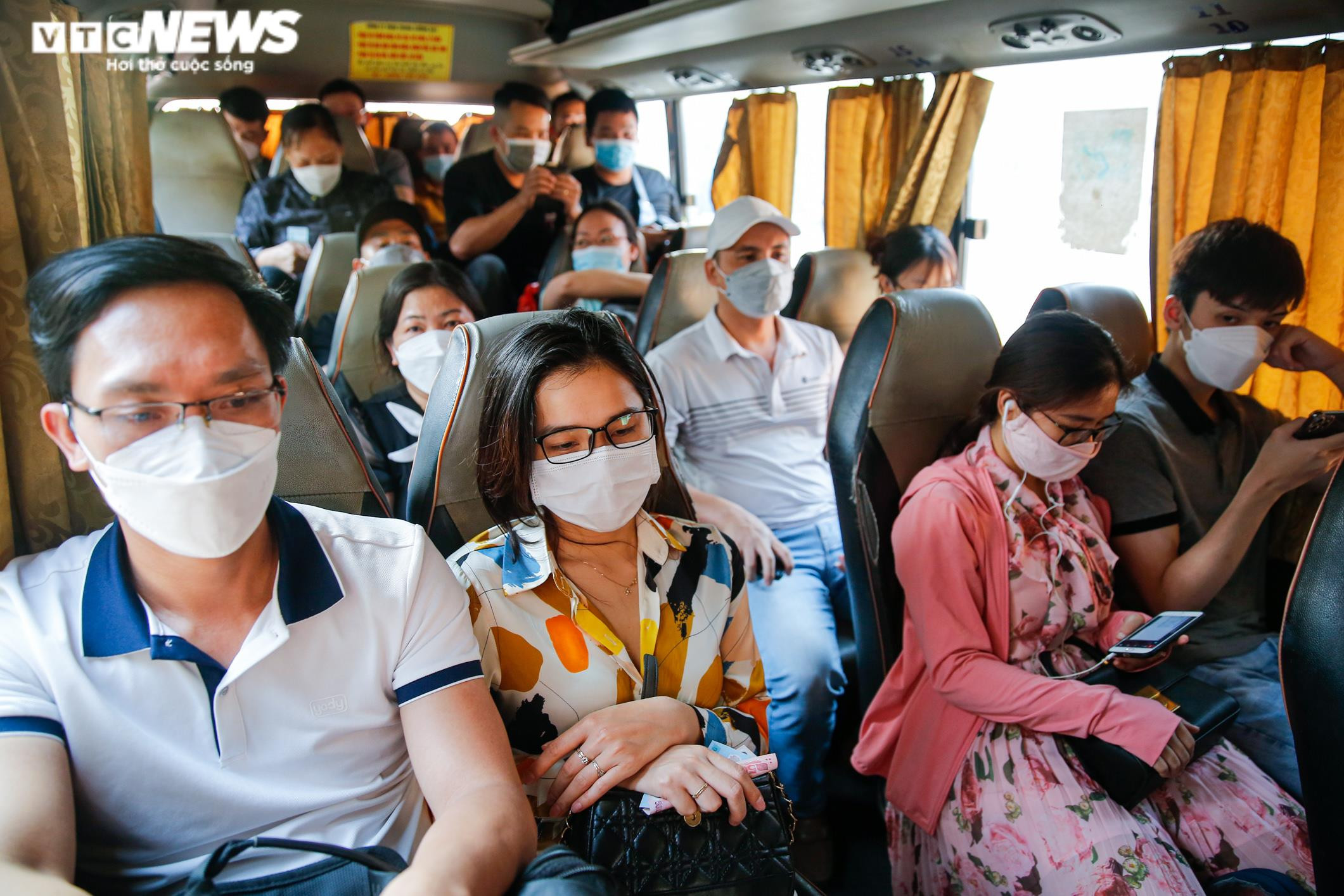 Ảnh: Người dân đổ xô về quê nghỉ lễ, cửa ngõ Hà Nội ùn tắc kéo dài - 10