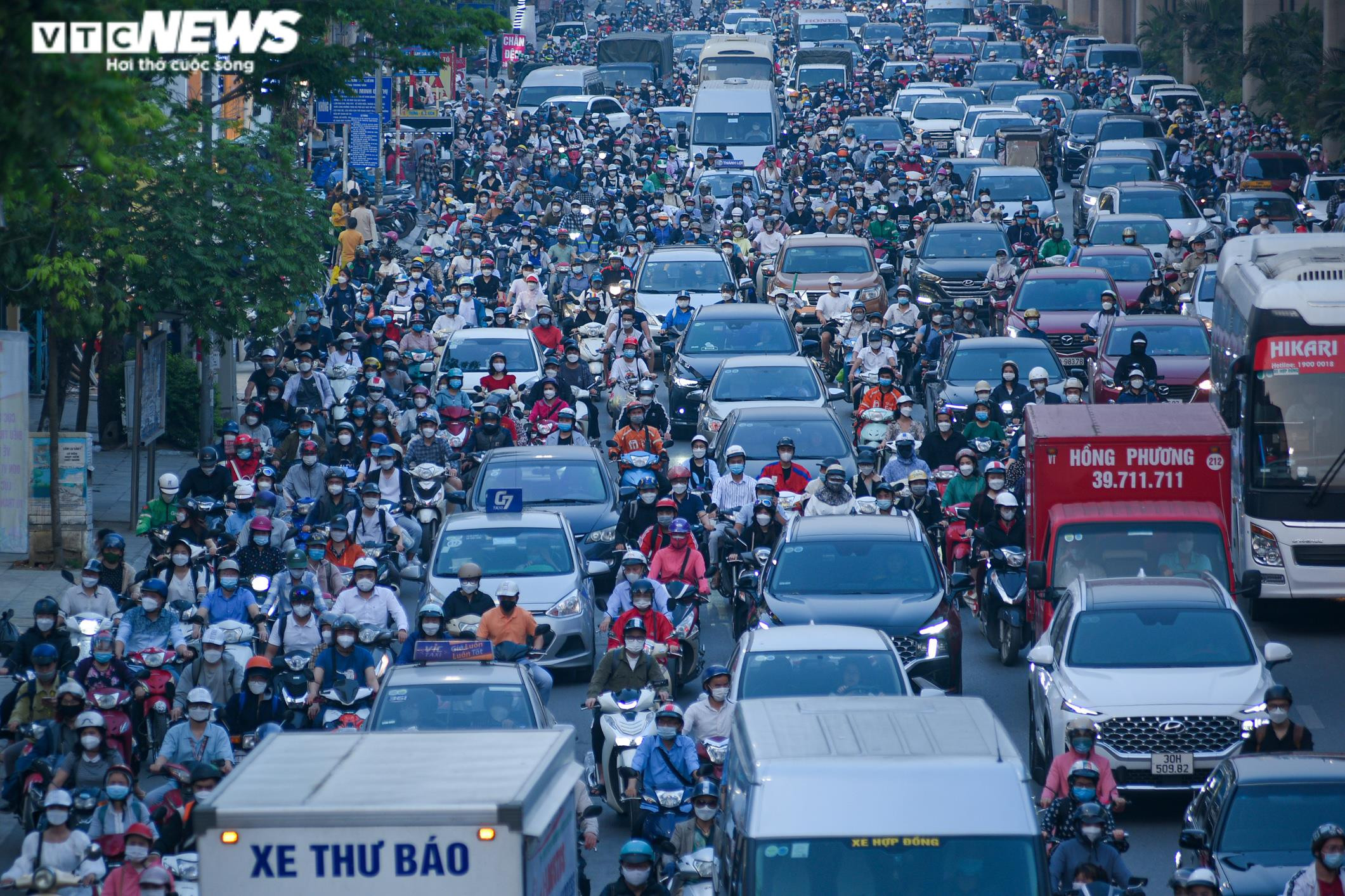 Ảnh: Người dân đổ xô về quê nghỉ lễ, cửa ngõ Hà Nội ùn tắc kéo dài - 5