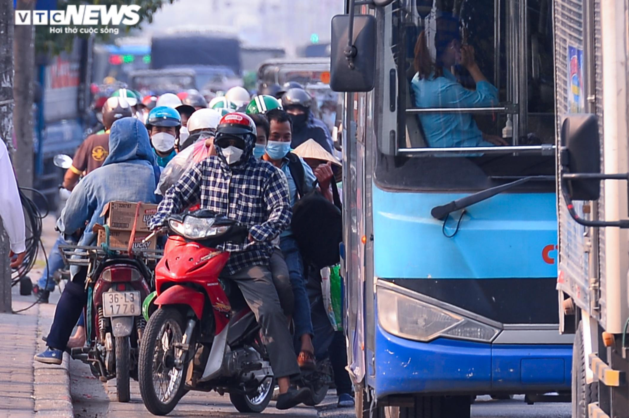 Ảnh: Người dân đổ xô về quê nghỉ lễ, cửa ngõ Hà Nội ùn tắc kéo dài - 3