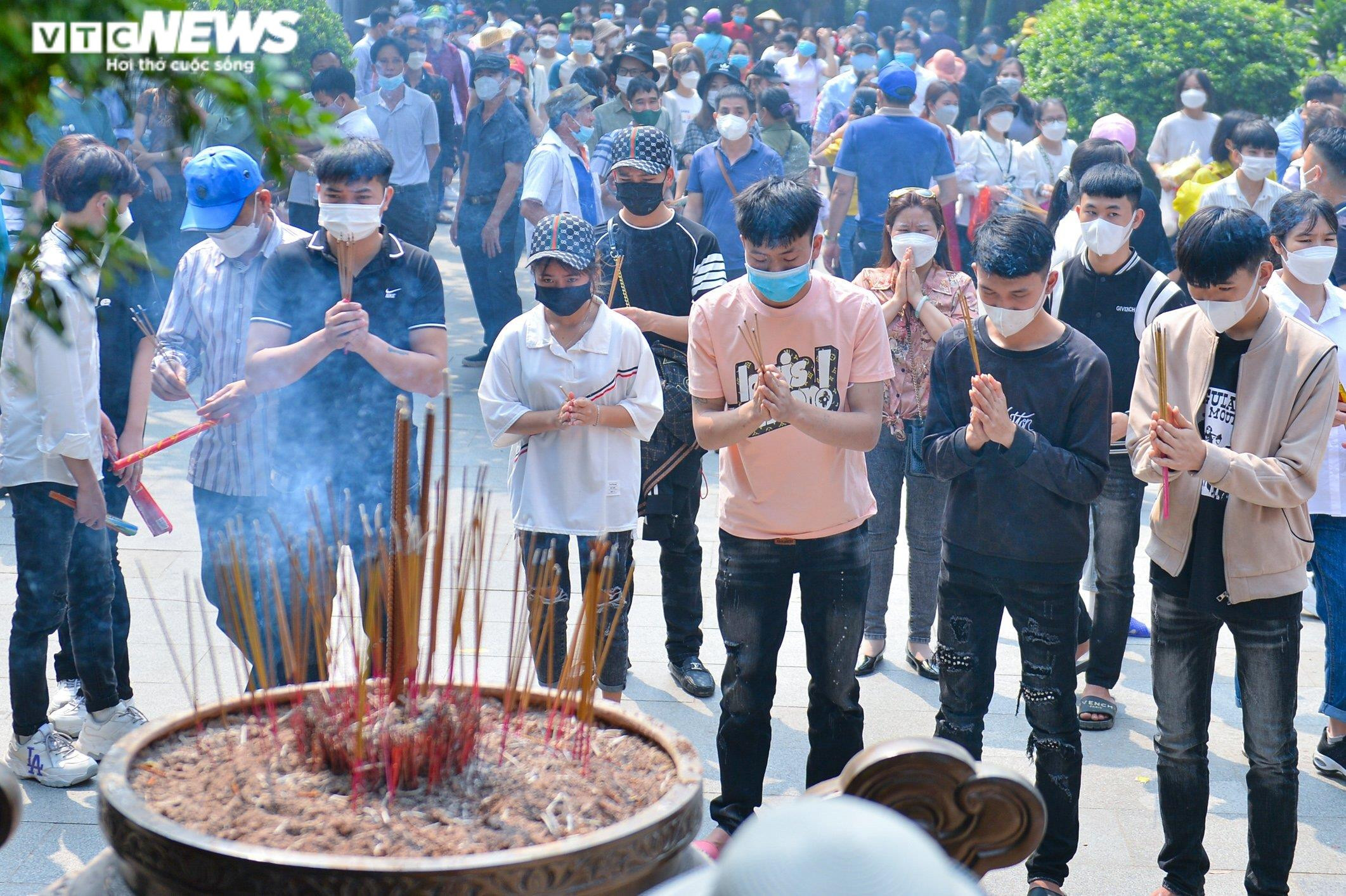 Chưa khai hội, biển người đổ về Đền Hùng, nhiều du khách 'chôn chân' 2 tiếng - 8