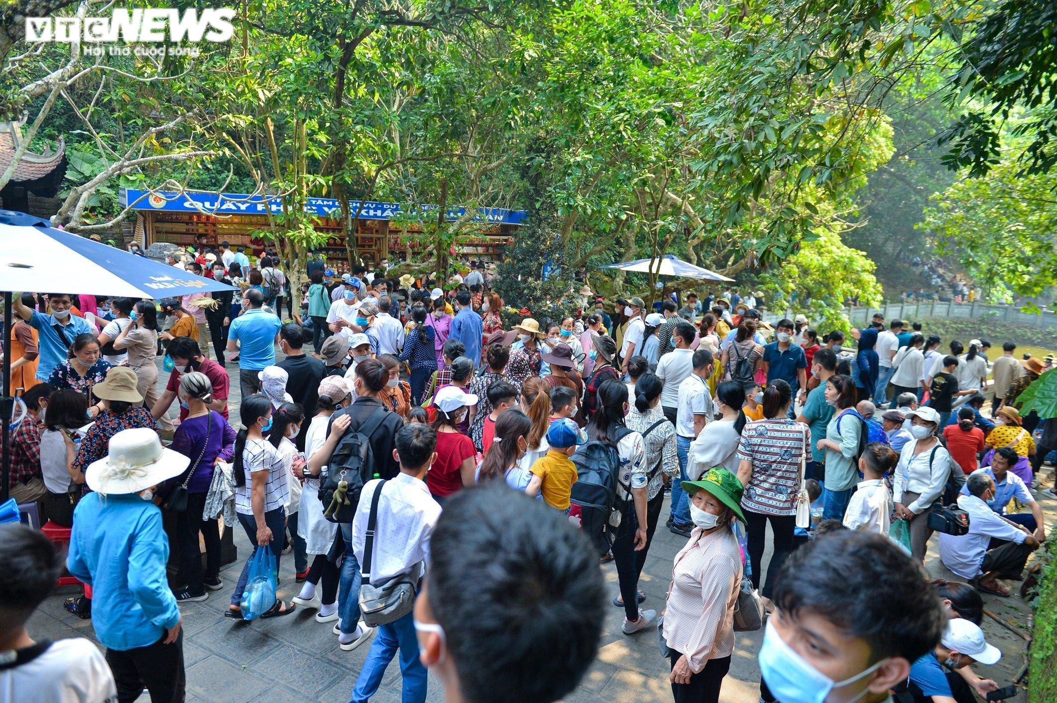 Chưa khai hội, biển người đổ về Đền Hùng, nhiều du khách 'chôn chân' 2 tiếng - 9