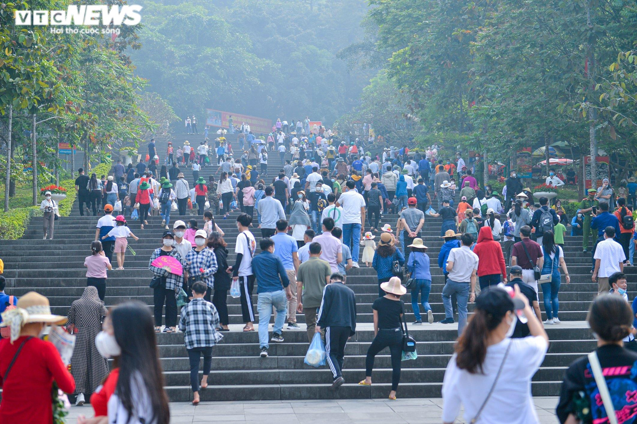 Chưa khai hội, biển người đổ về Đền Hùng, nhiều du khách 'chôn chân' 2 tiếng - 10