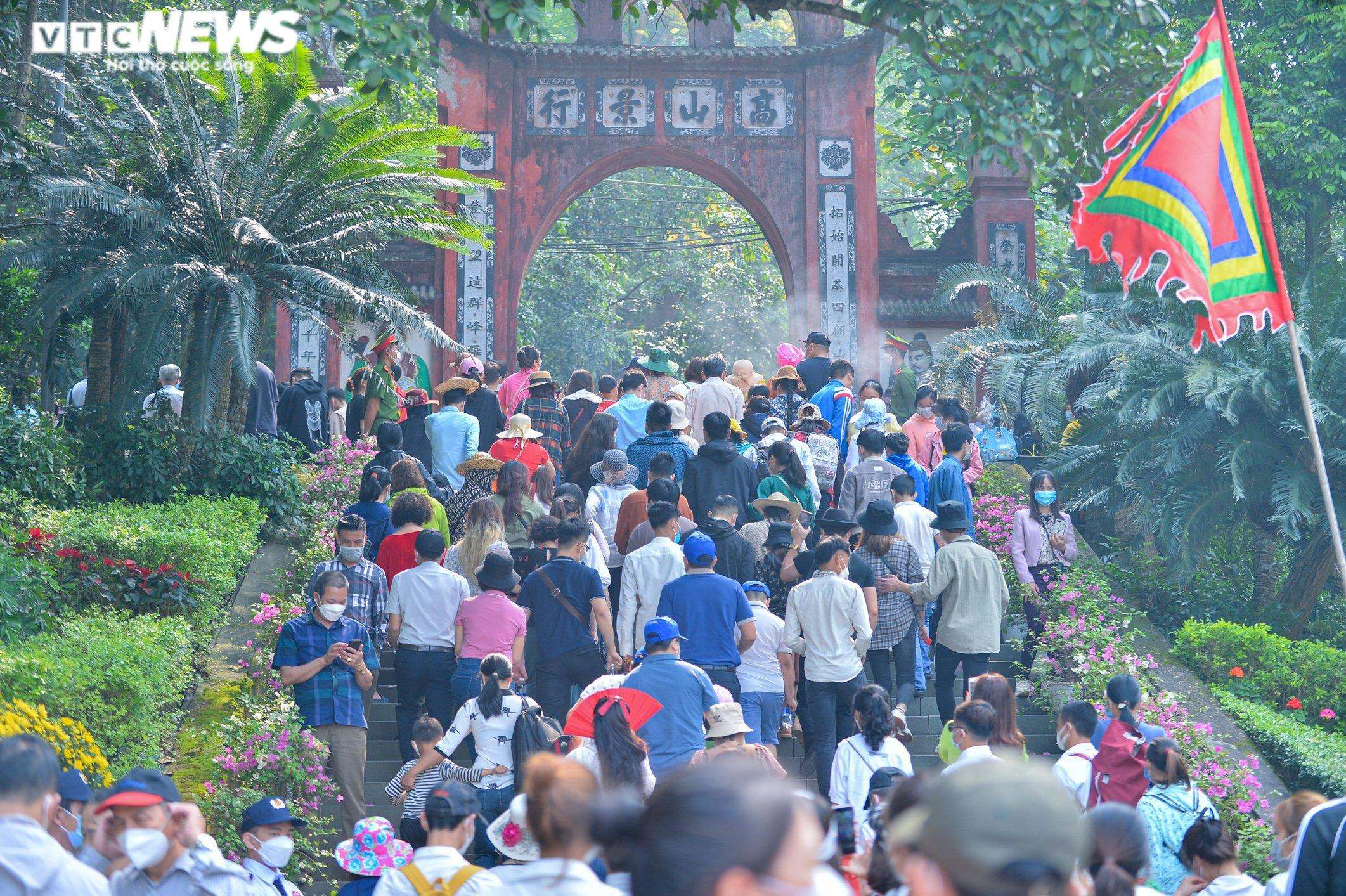 Chưa khai hội, biển người đổ về Đền Hùng, nhiều du khách 'chôn chân' 2 tiếng - 2