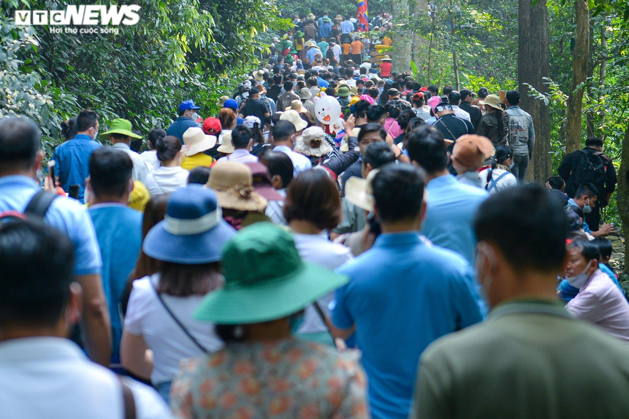 Chưa khai hội, biển người đổ về Đền Hùng, nhiều du khách 'chôn chân' 2 tiếng - 4