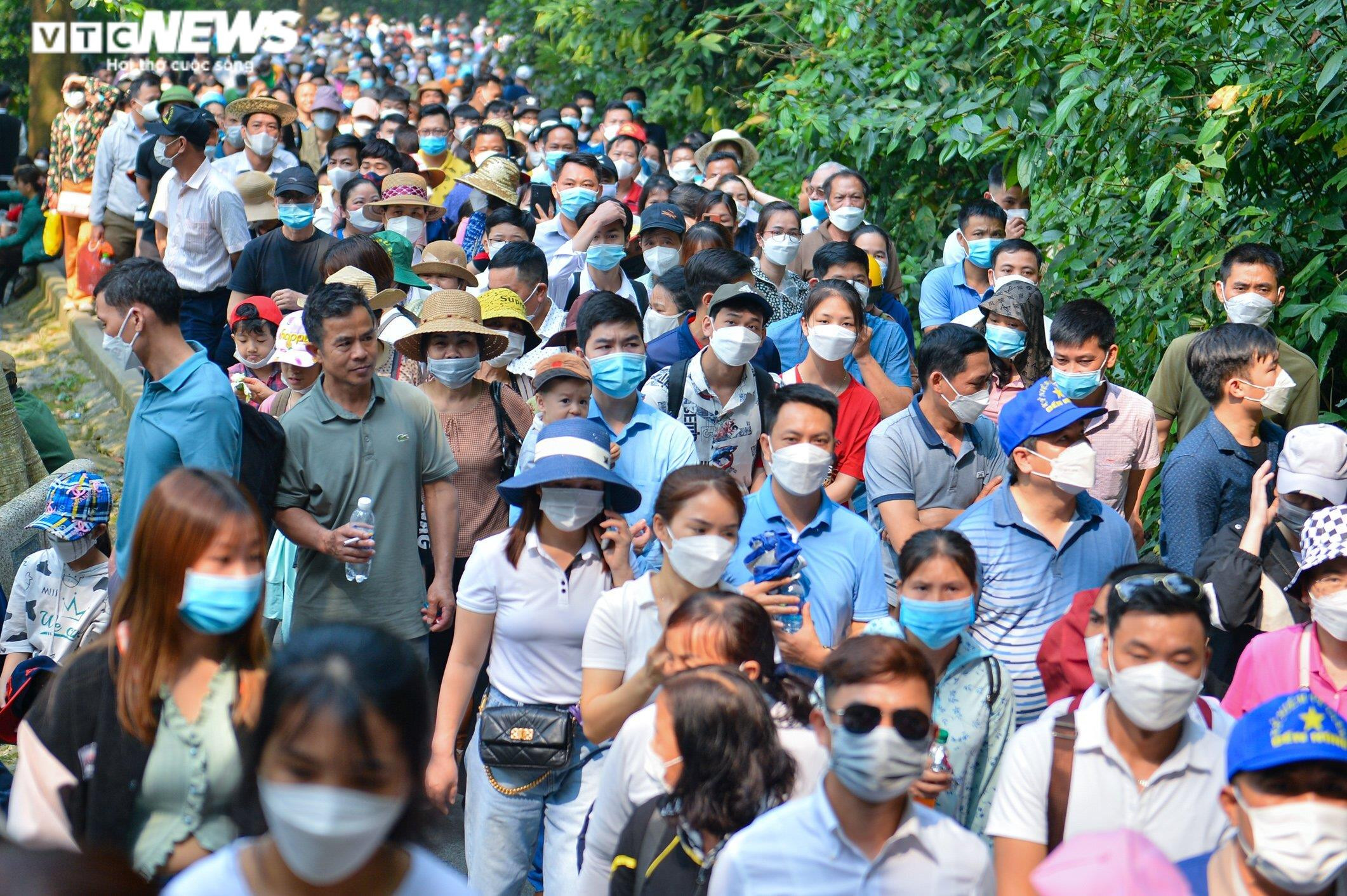 Chưa khai hội, biển người đổ về Đền Hùng, nhiều du khách 'chôn chân' 2 tiếng - 1