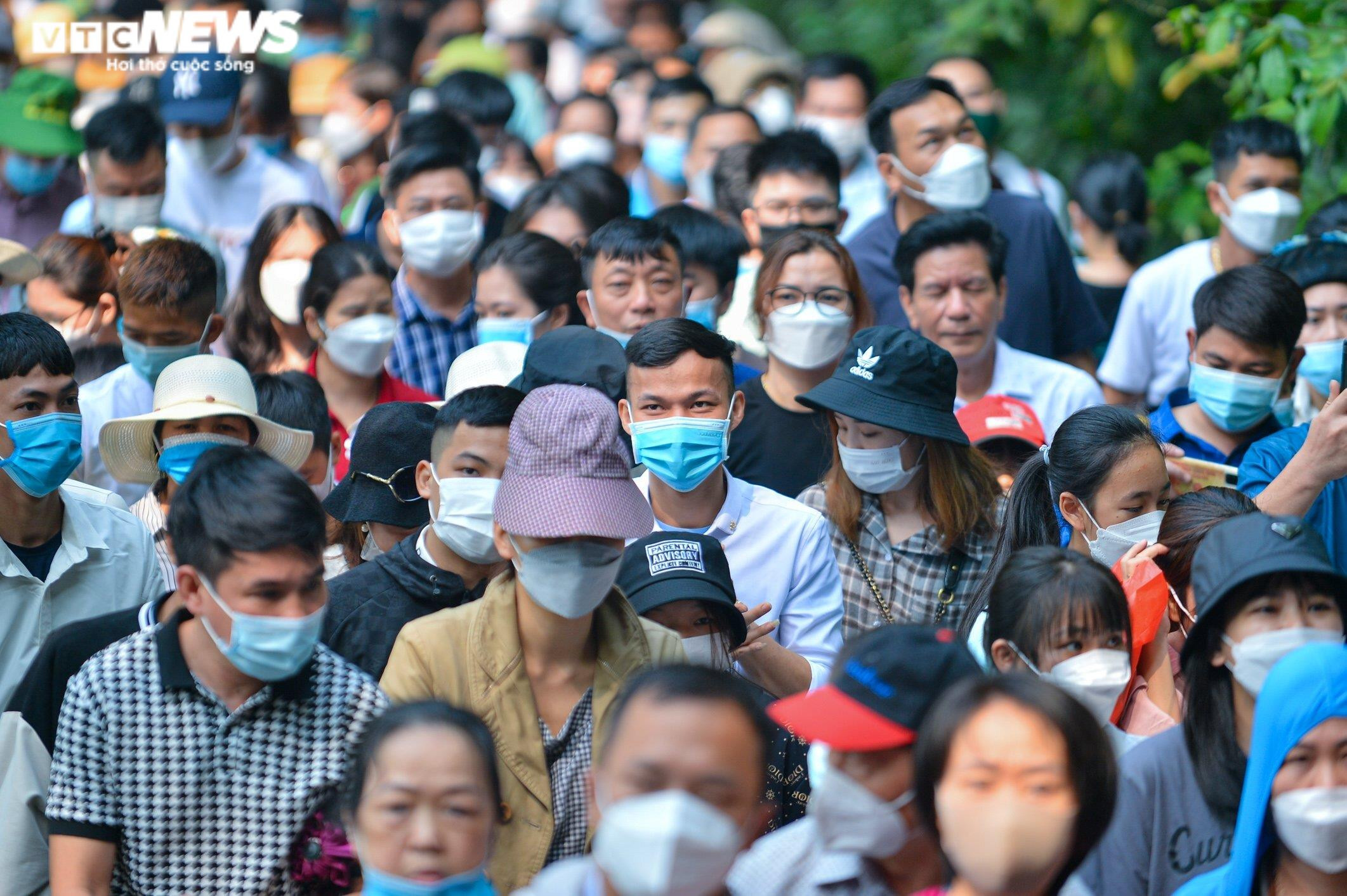 Chưa khai hội, biển người đổ về Đền Hùng, nhiều du khách 'chôn chân' 2 tiếng - 7