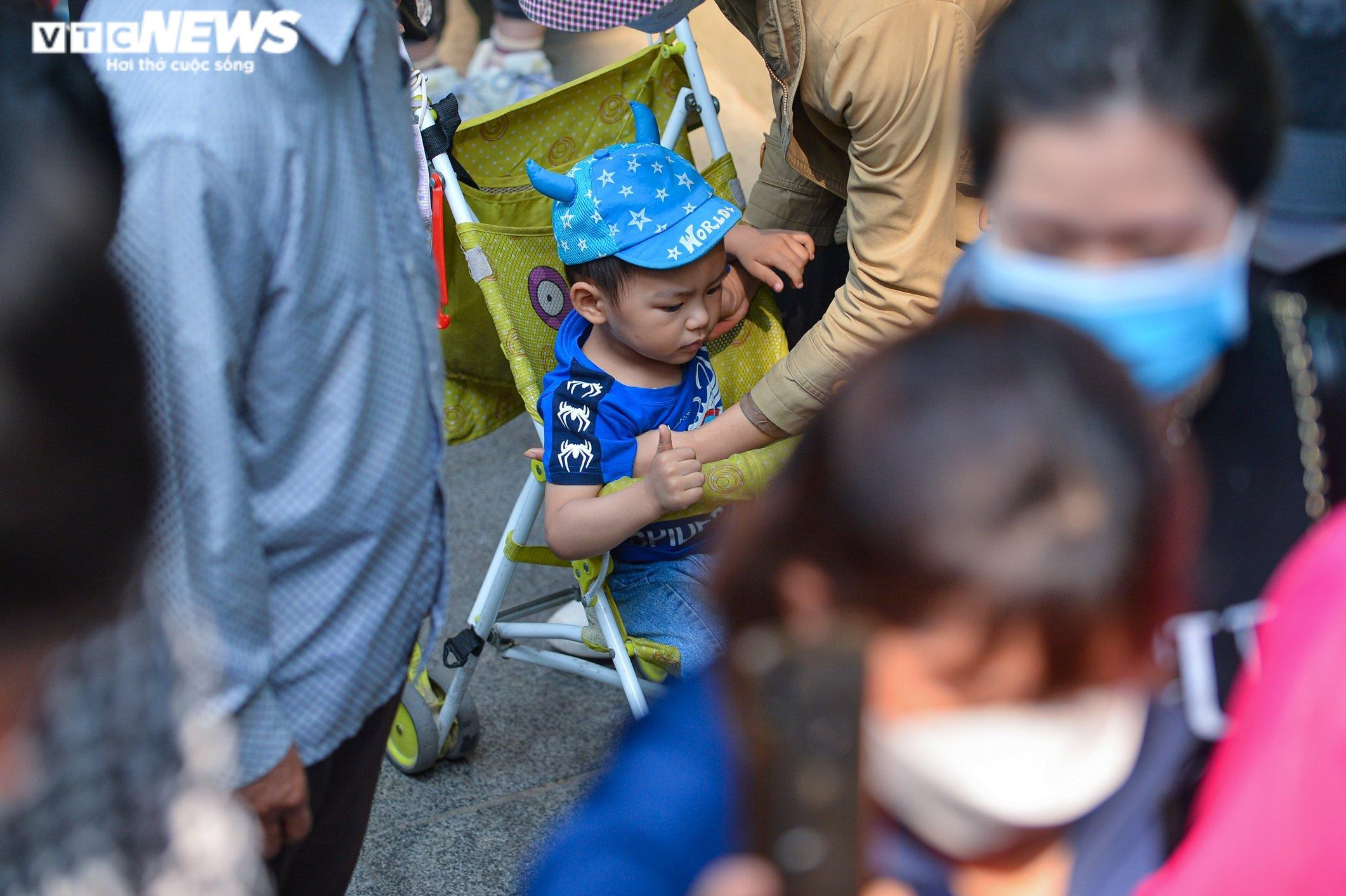 Chưa khai hội, biển người đổ về Đền Hùng, nhiều du khách 'chôn chân' 2 tiếng - 5