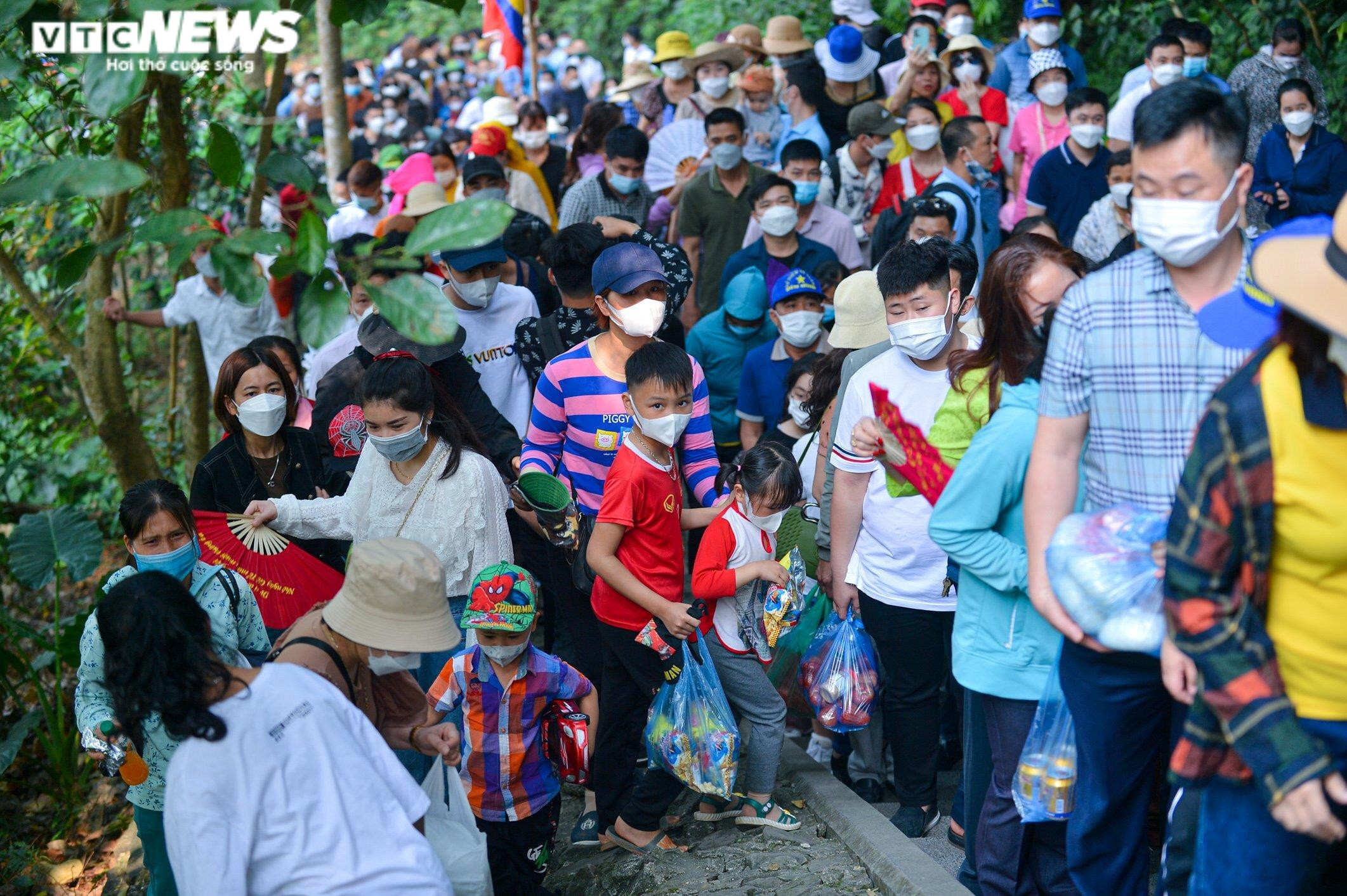 Chưa khai hội, biển người đổ về Đền Hùng, nhiều du khách 'chôn chân' 2 tiếng - 6