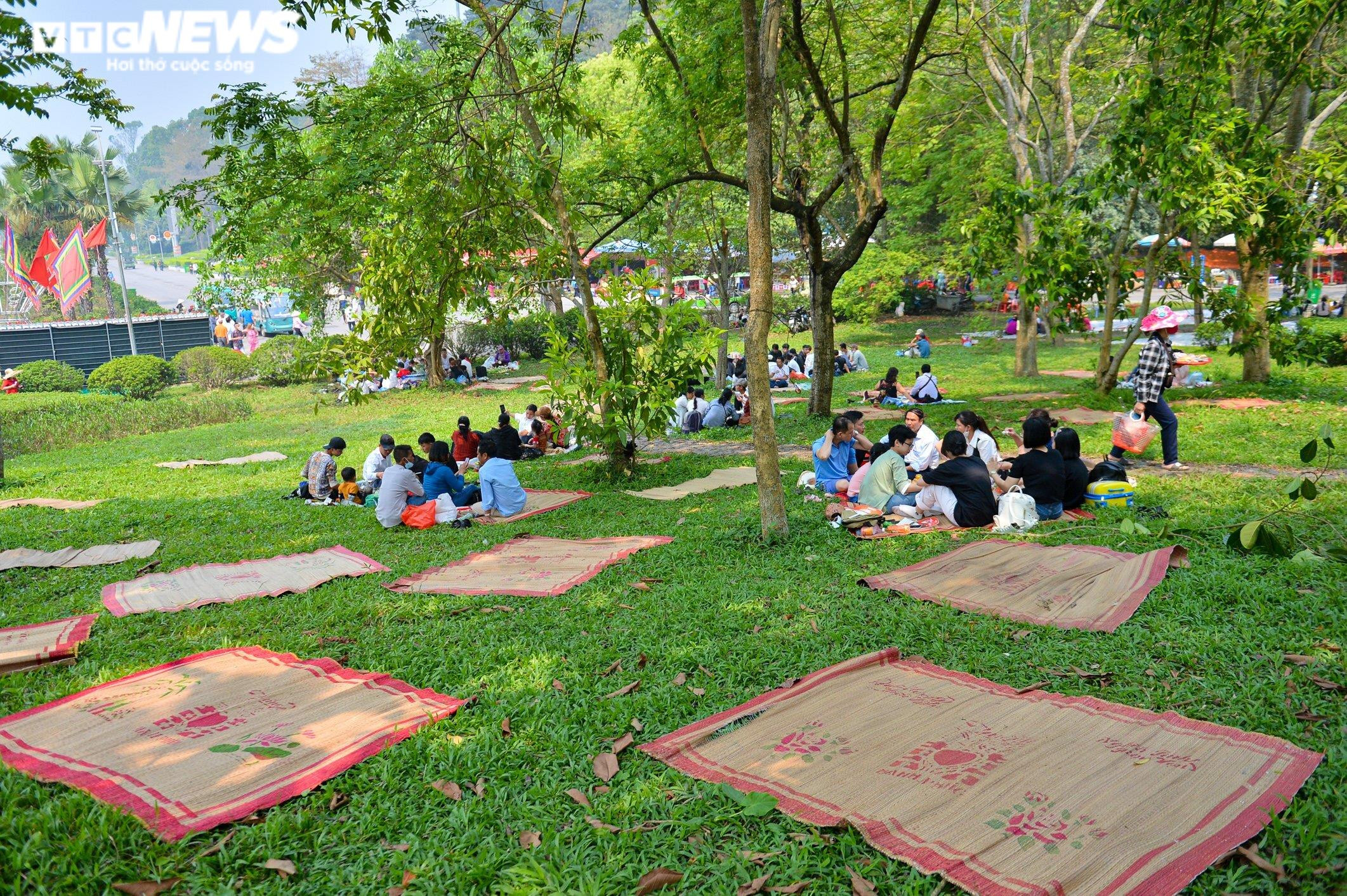 Dịch vụ cho thuê chiếu, xe điện ở Đền Hùng 'hốt bạc' - 1