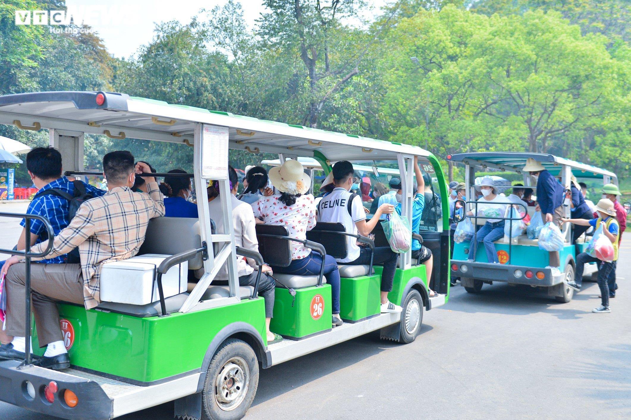 Dịch vụ cho thuê chiếu, xe điện ở Đền Hùng 'hốt bạc' - 7