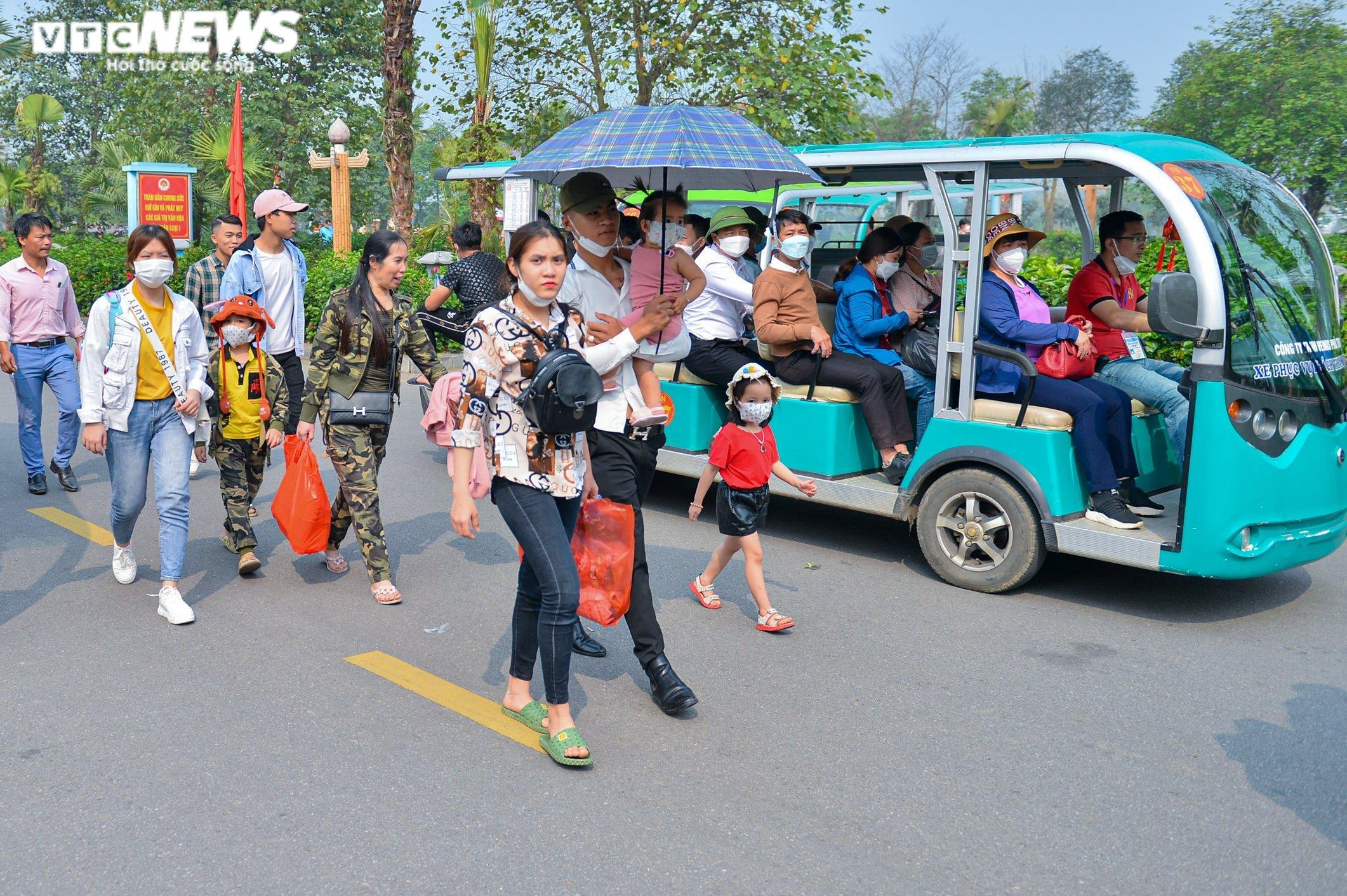 Dịch vụ cho thuê chiếu, xe điện ở Đền Hùng 'hốt bạc' - 9