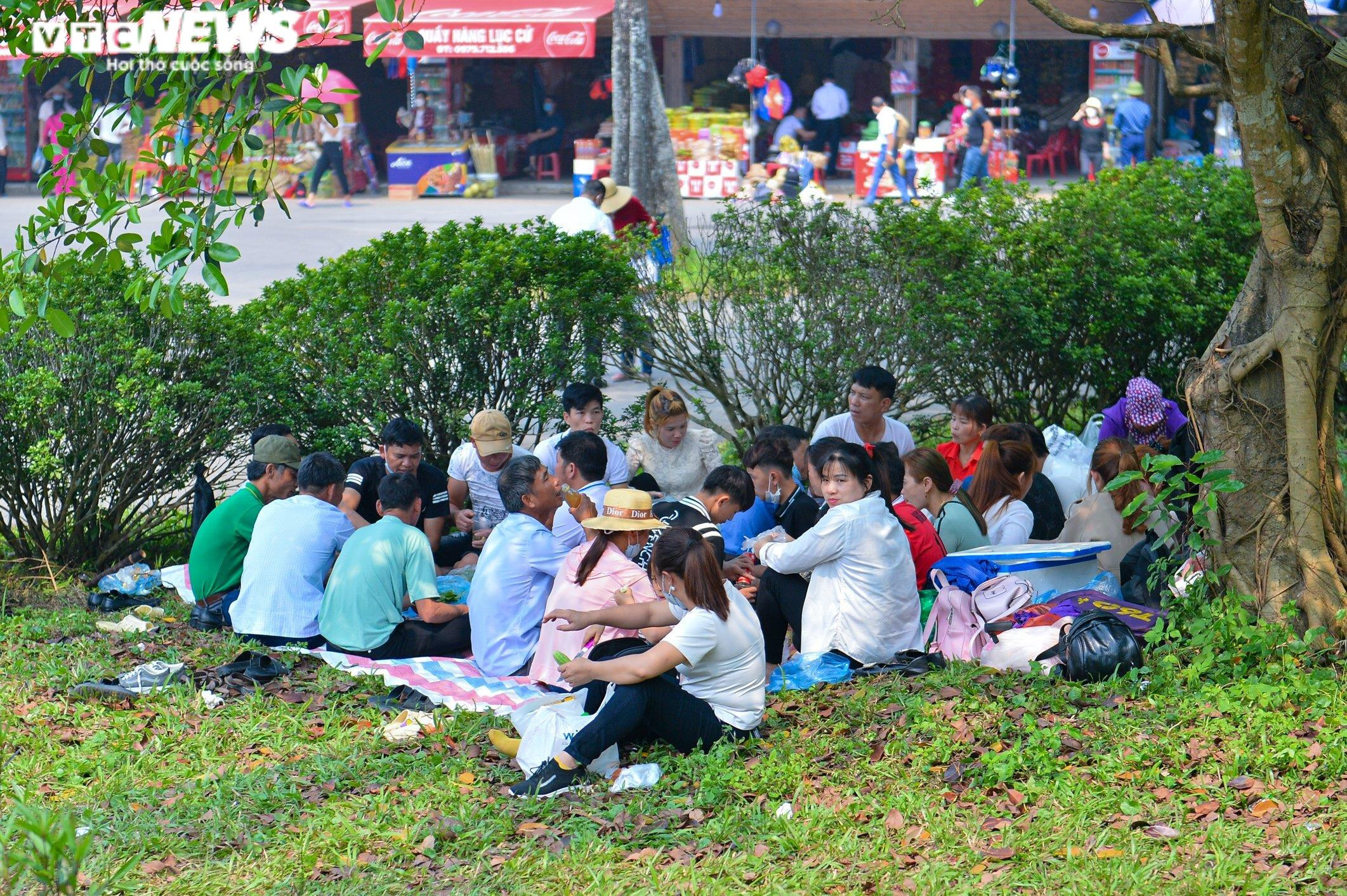 Dịch vụ cho thuê chiếu, xe điện ở Đền Hùng 'hốt bạc' - 4