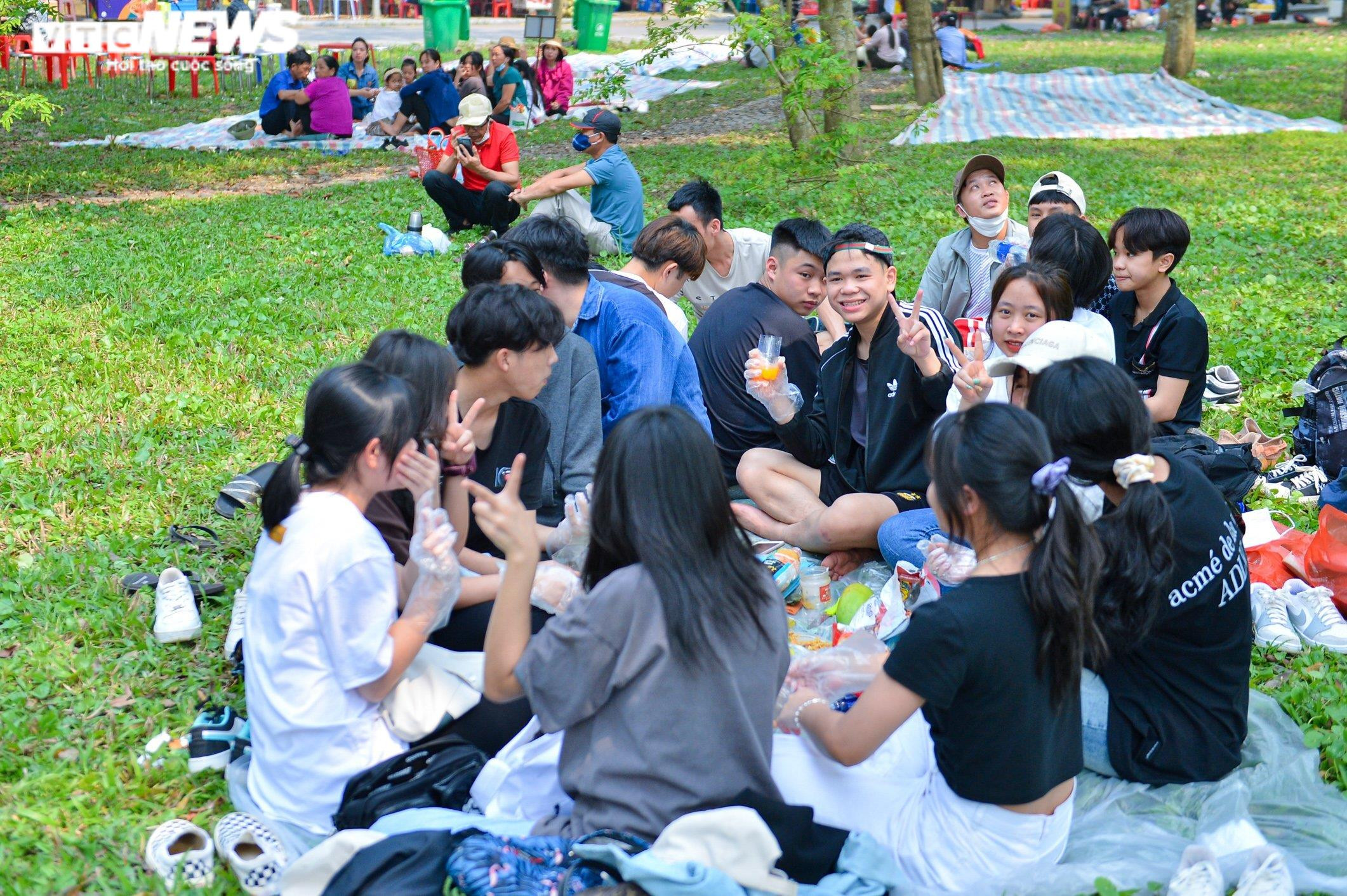 Dịch vụ cho thuê chiếu, xe điện ở Đền Hùng 'hốt bạc' - 5