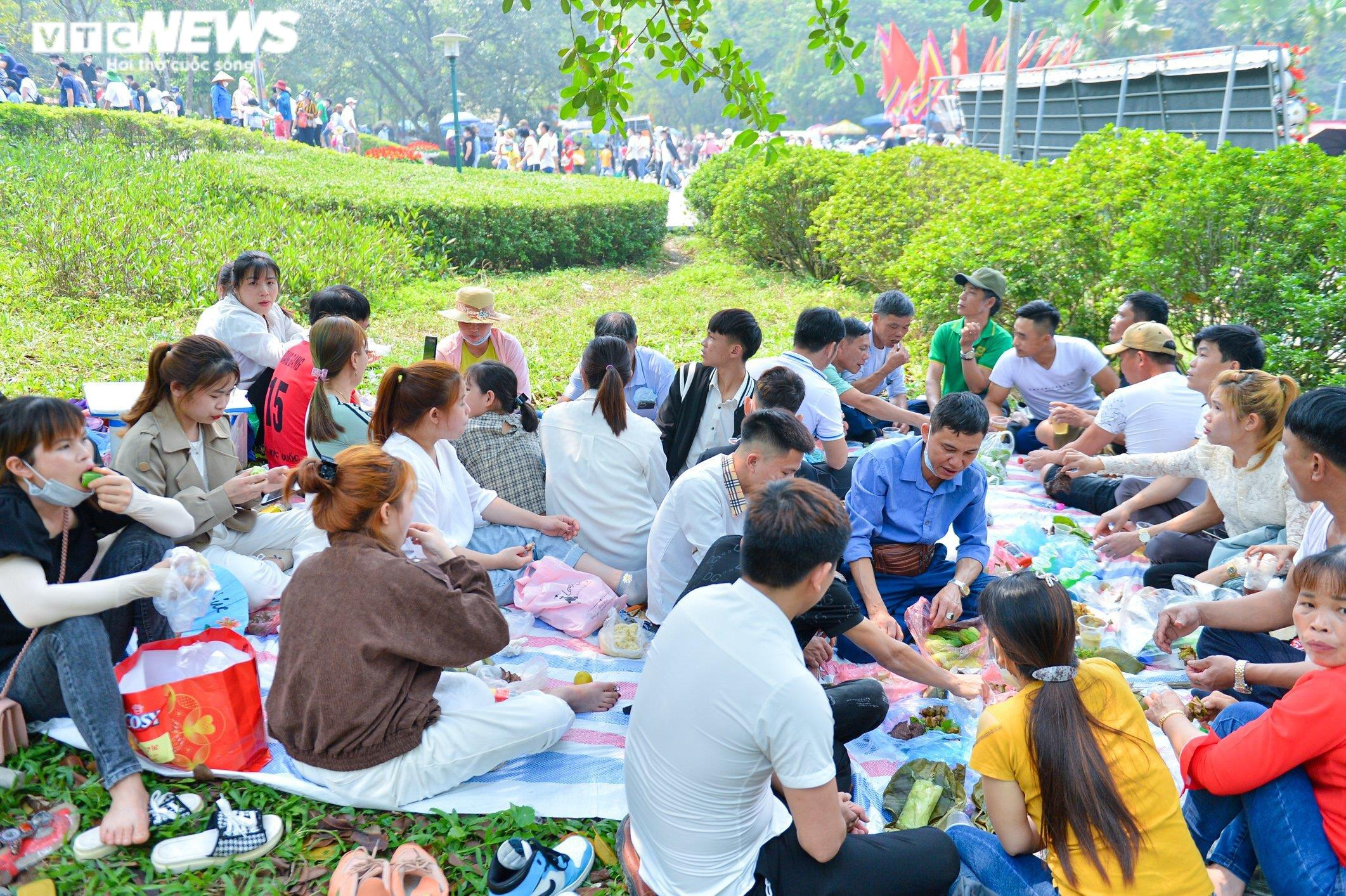 Dịch vụ cho thuê chiếu, xe điện ở Đền Hùng 'hốt bạc' - 2