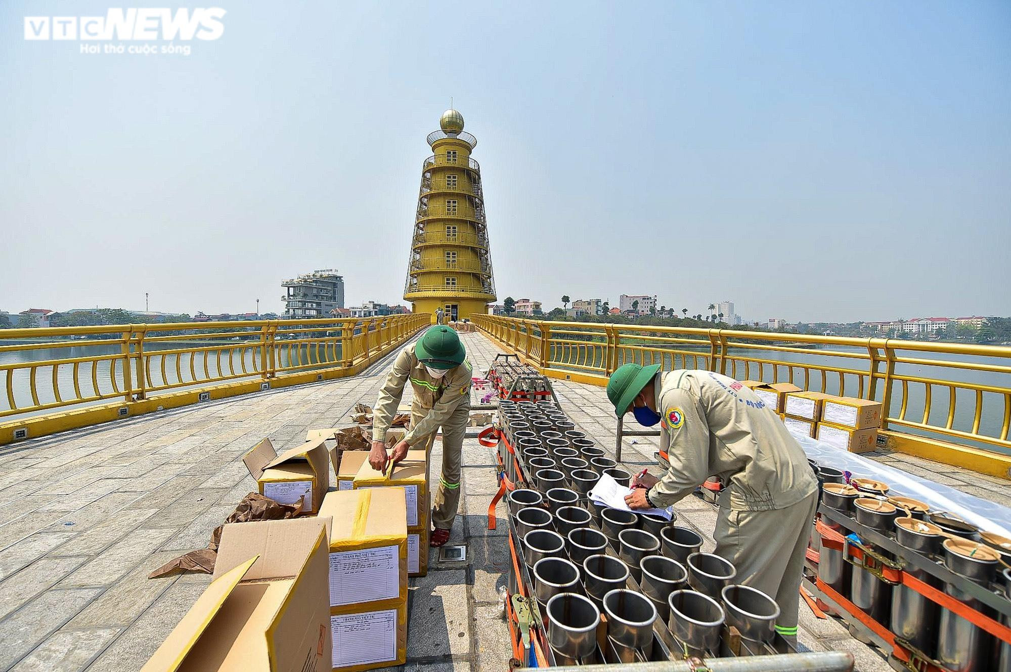 Cận cảnh trận địa pháo hoa tại lễ hội Đền Hùng 2022 trước giờ khai hỏa - 8